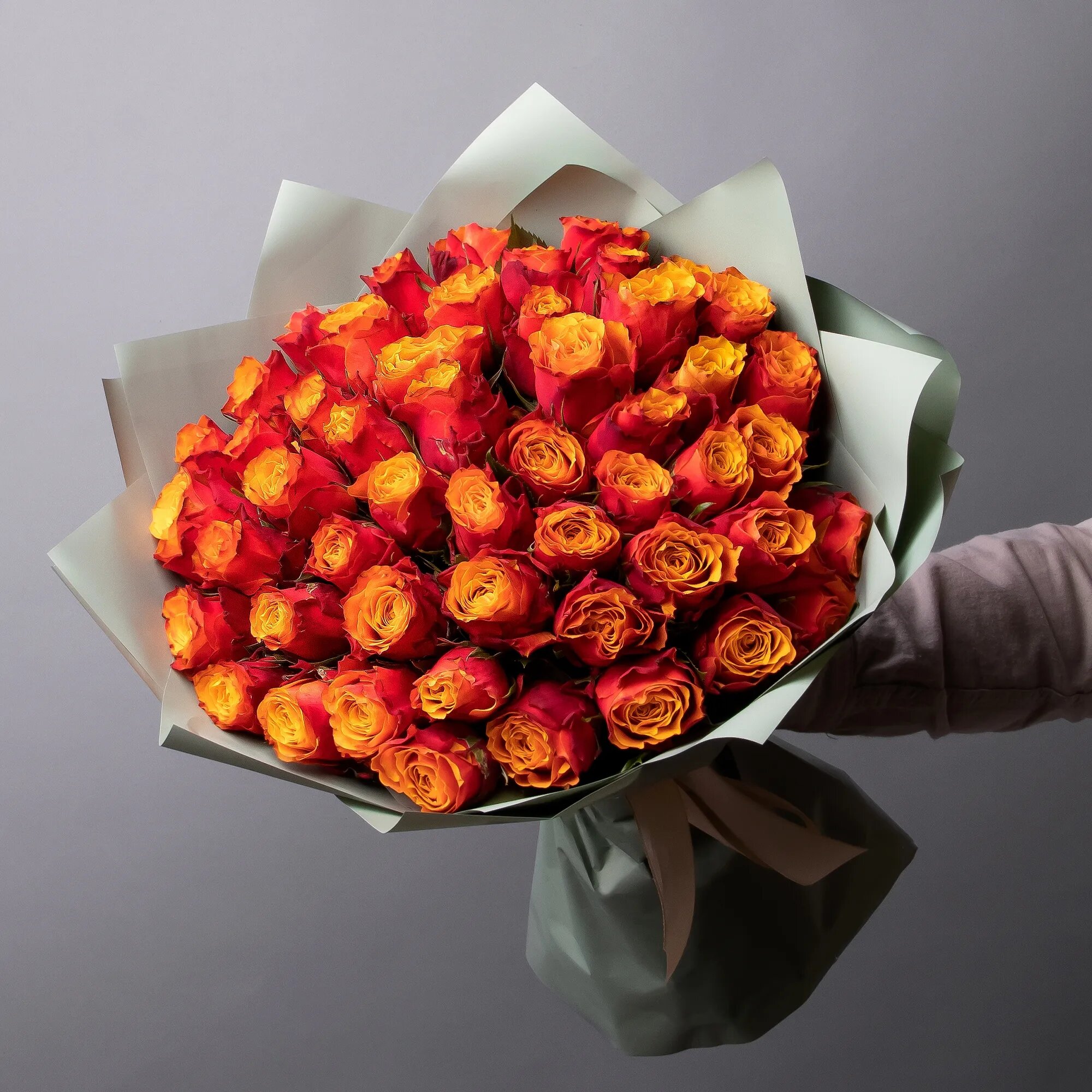 Букет из оранжевых роз 51 шт Высота 40 см в коробке и аквабоксе от "Простоцветы"