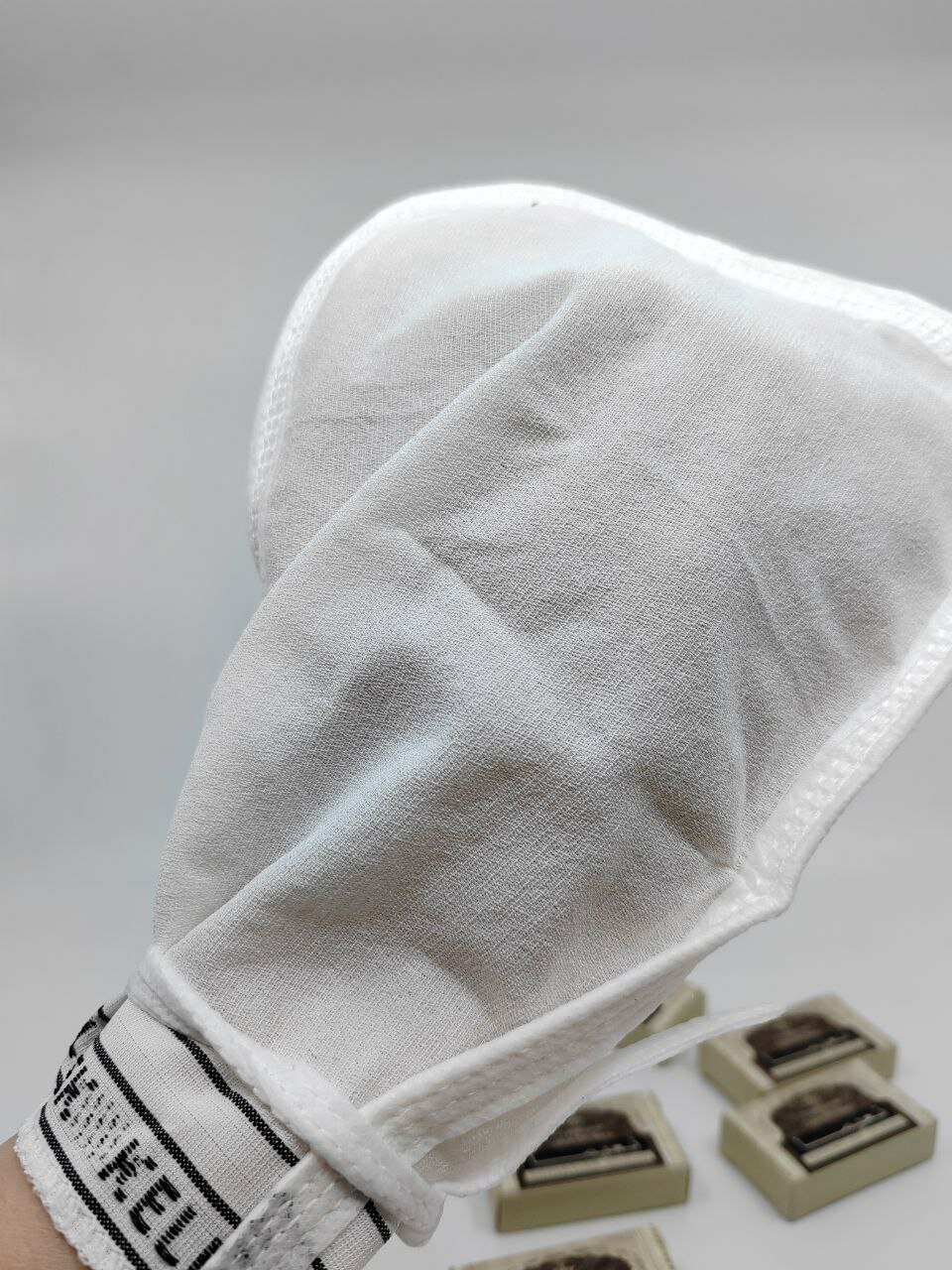 Набор для сауны включает в себя 1 рукавичку Кесе и 9 кусочков дорожного мыла.