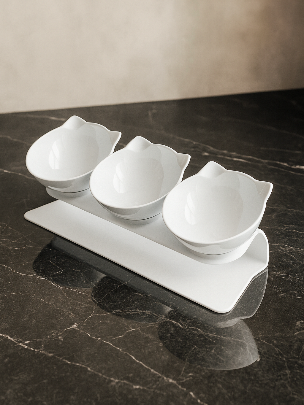 Миска для животных кошек собак тройная белая на подставке с белыми мисками