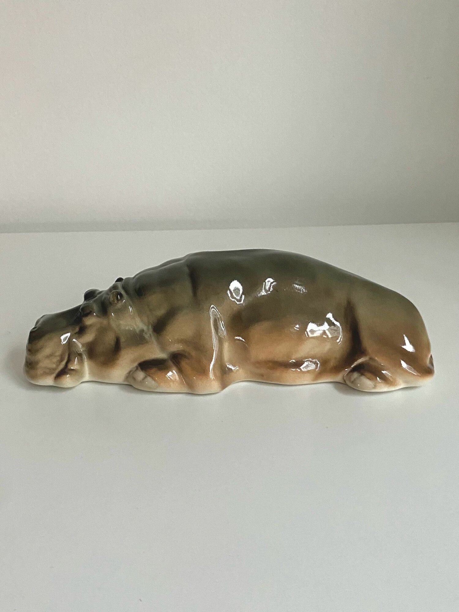 Статуэтка "Бегемот" Фарфор. СССР. ЛФЗ, скульптор Б. Я. Воробьев. Длина: 23 см. — фото 1