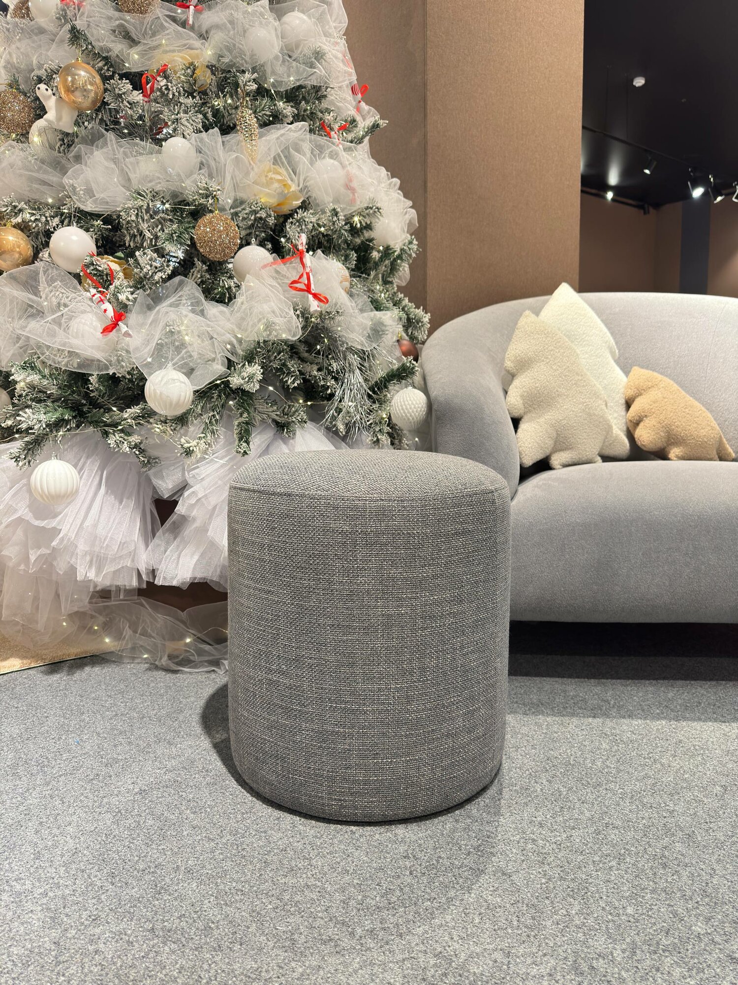 Стильный круглый пуф — универсальный элемент интерьера, который добавляет комфорта и уюта в любое пространство.