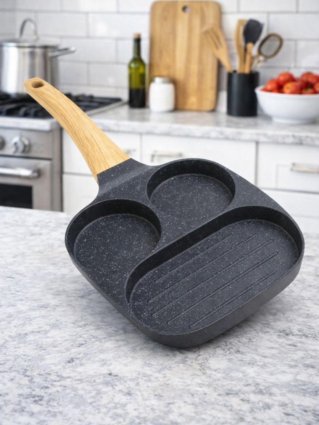 Сковорода с антипригарным покрытием и деревянной ручкой удобна для приготовления завтраков, яиц, бургеров и овощей.