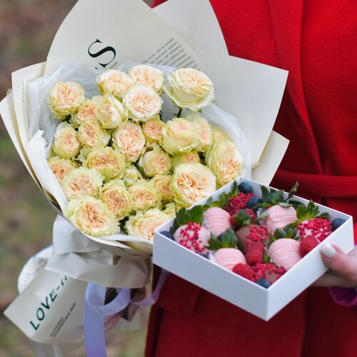 Изображение товара Букет из кустовых роз 5 шт "Ваниль" и клубника в шоколаде 9 -12 шт, подарок девушке