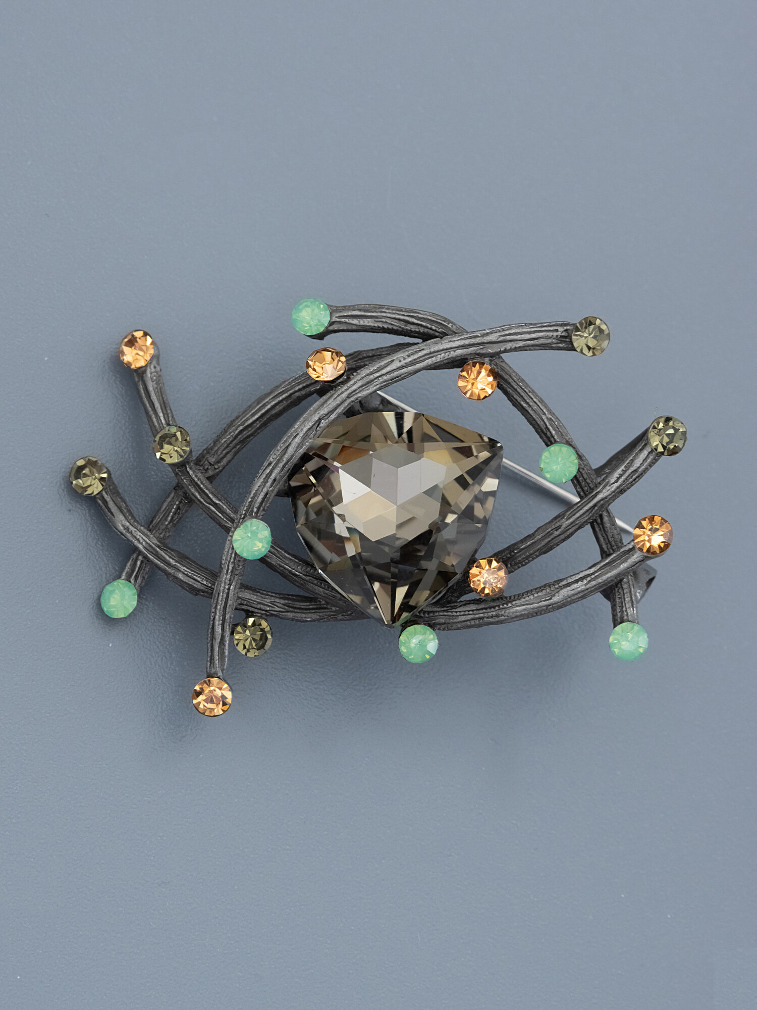 Брошь ЖемАрт, кристалл, 1 шт., серый, золотой, зеленый — фото 1