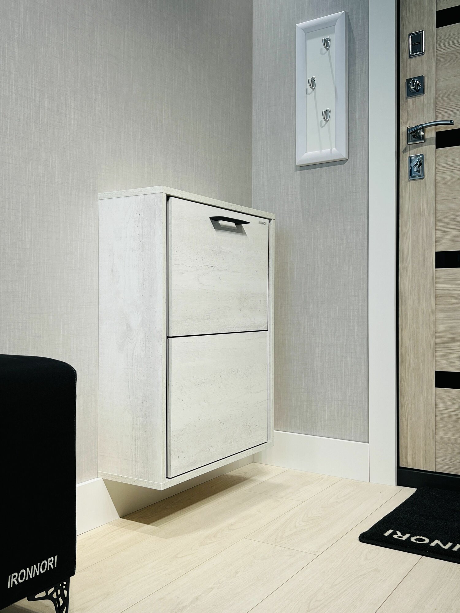 Обувница в прихожую IRONNORI Лайт 2 секции  Бетон Пайн белый  профиль чёрный  71х54 5х20см