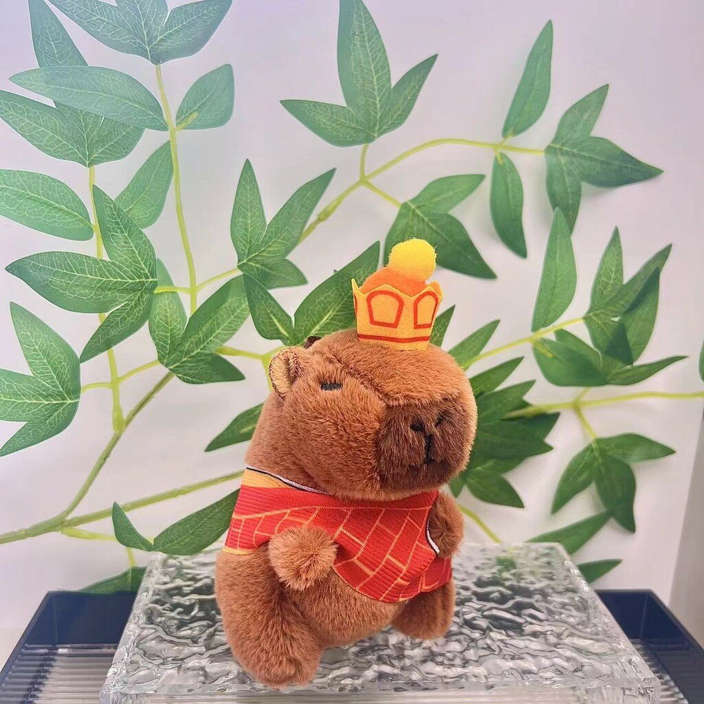 Мягкая игрушка капибара с клубничной шляпой 11 см яркий и цветной брелок для рюкзака аксессуары