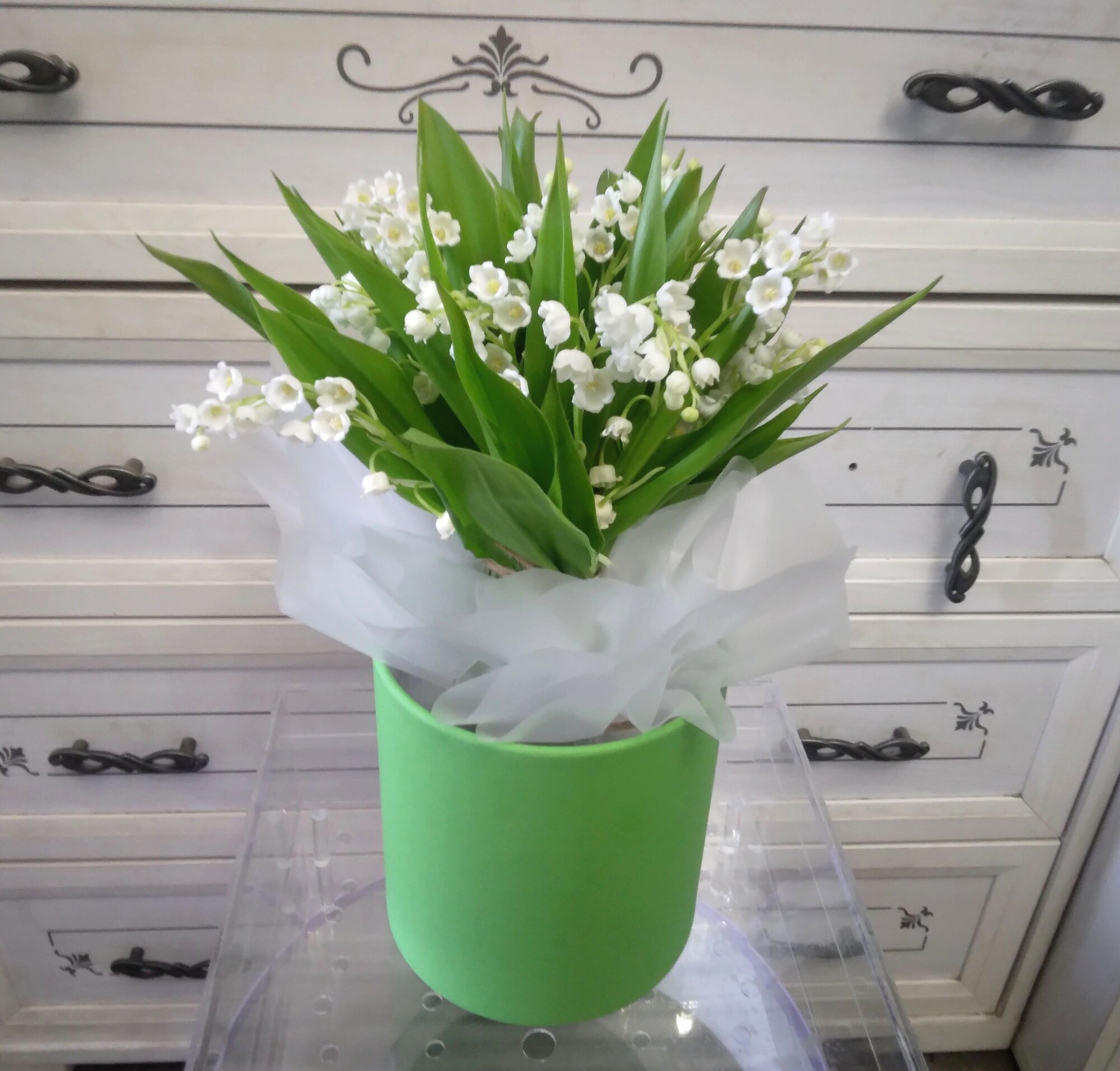 Букет Цветов "17 Ландышей" в шляпной коробке 17 ландышей высота 40 см