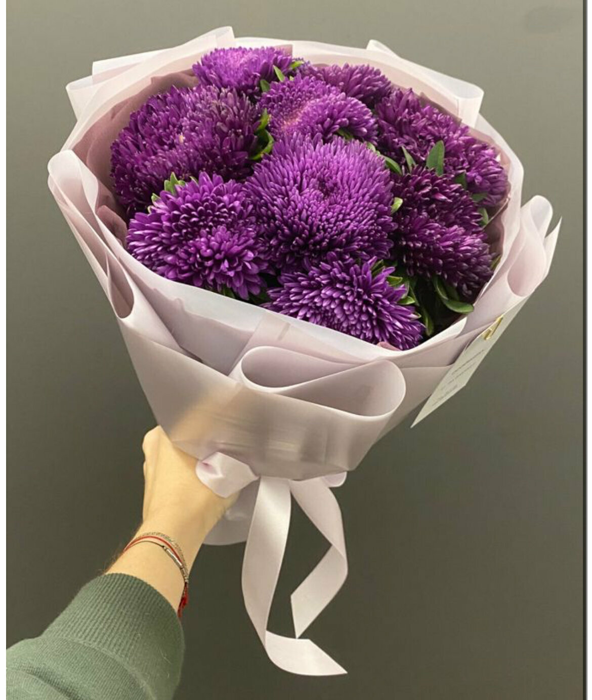 Монобукет из ярких фиолетовых астр в стильной упаковке 9 штук