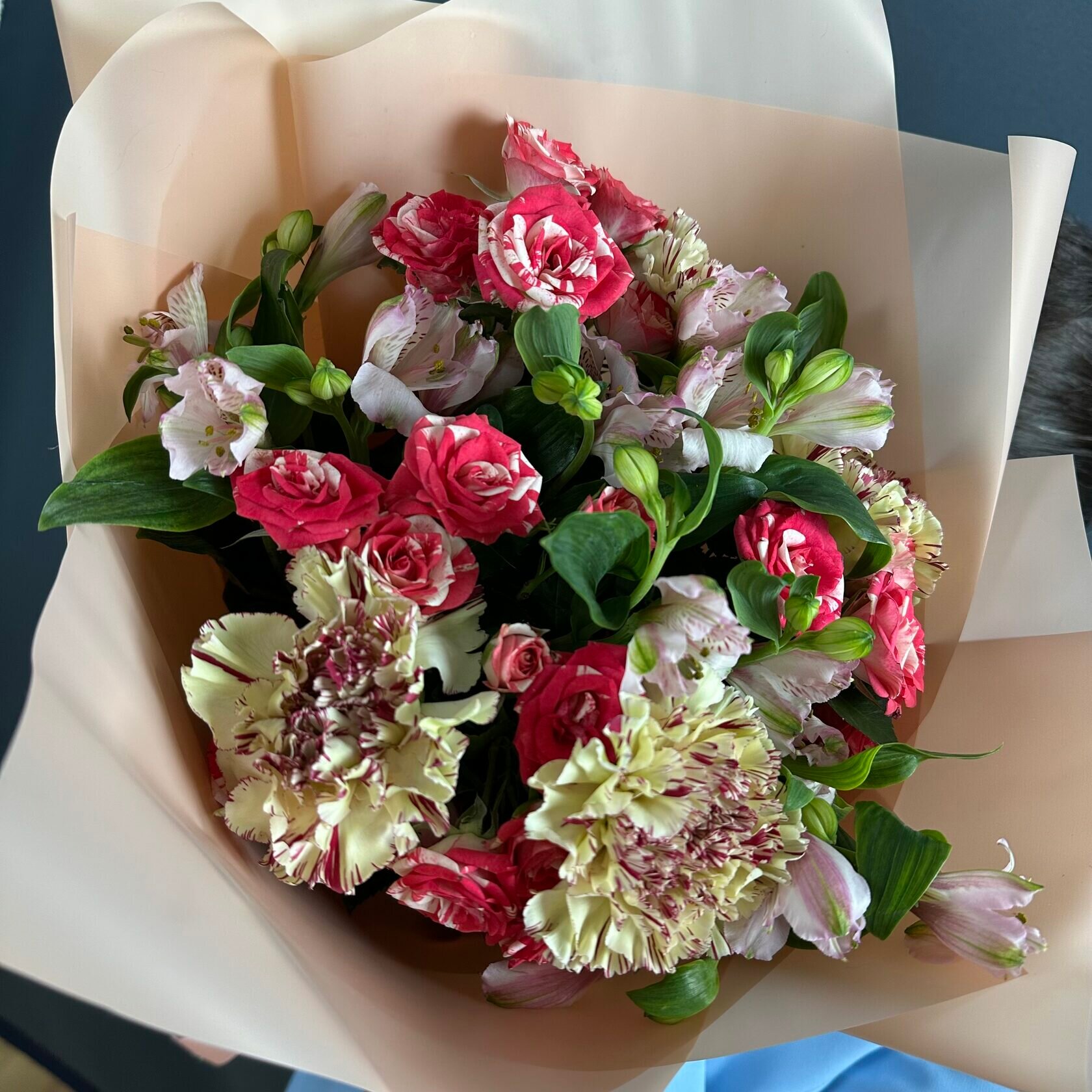Букет из Кустовой розы, Диантуса, Альстромерии - 13шт.
