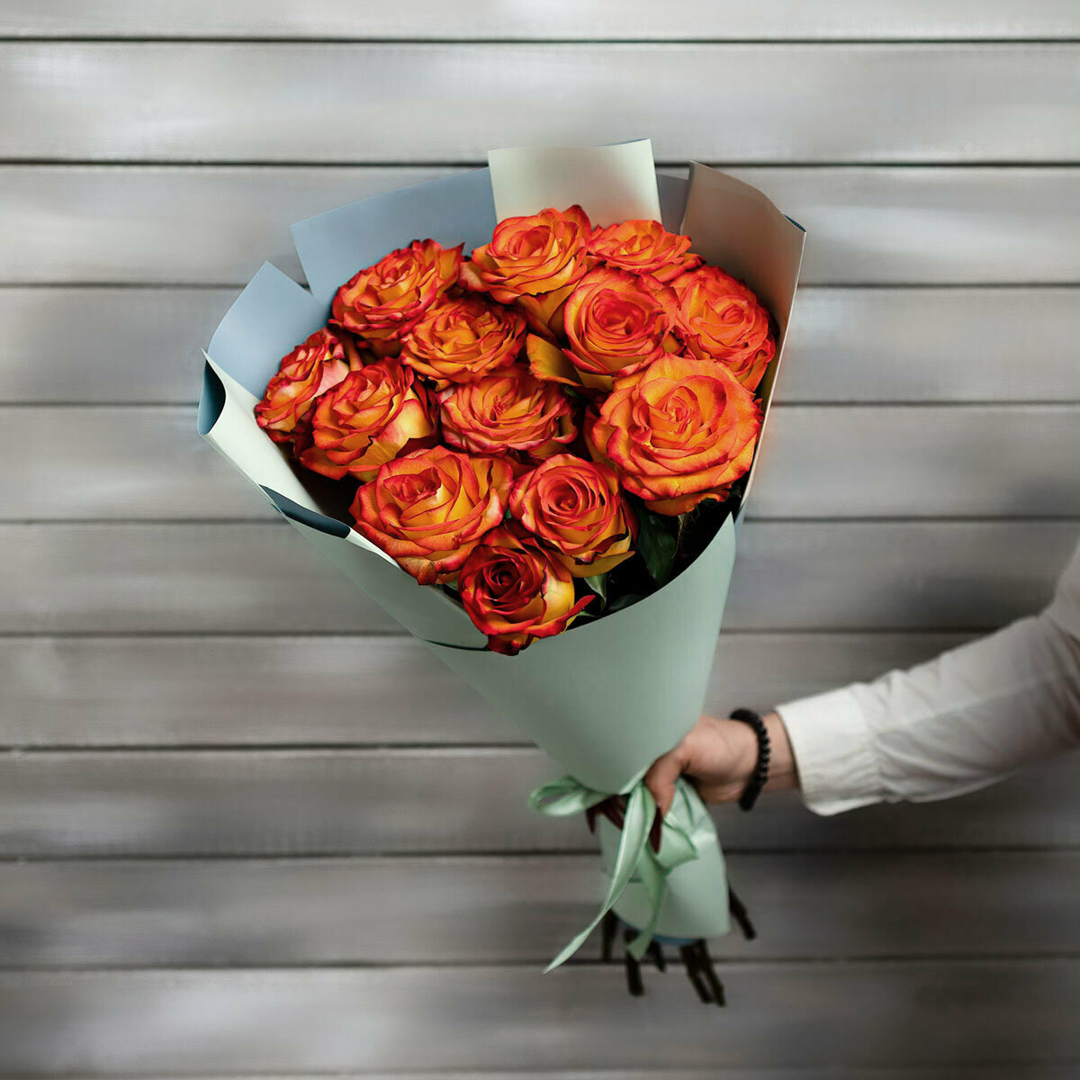 13 оранжевых роз Эквадор высота 50 см в упаковке от Букет Маркет