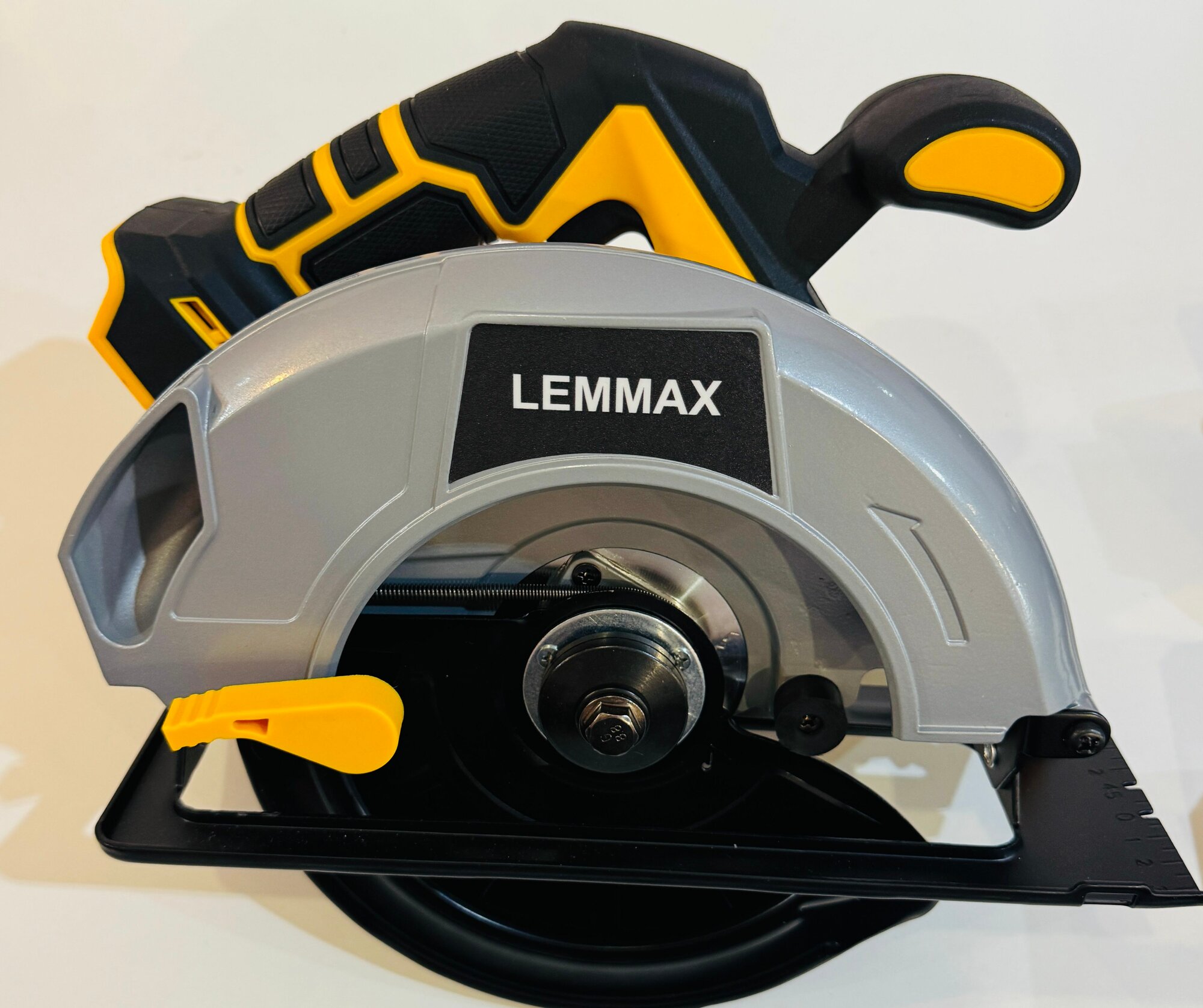 Циркулярная пила аккумуляторная Guster-Lemmax DSH5830 Laser 21В 185мм 2*4.0-Ah Li-ion желтый/черный