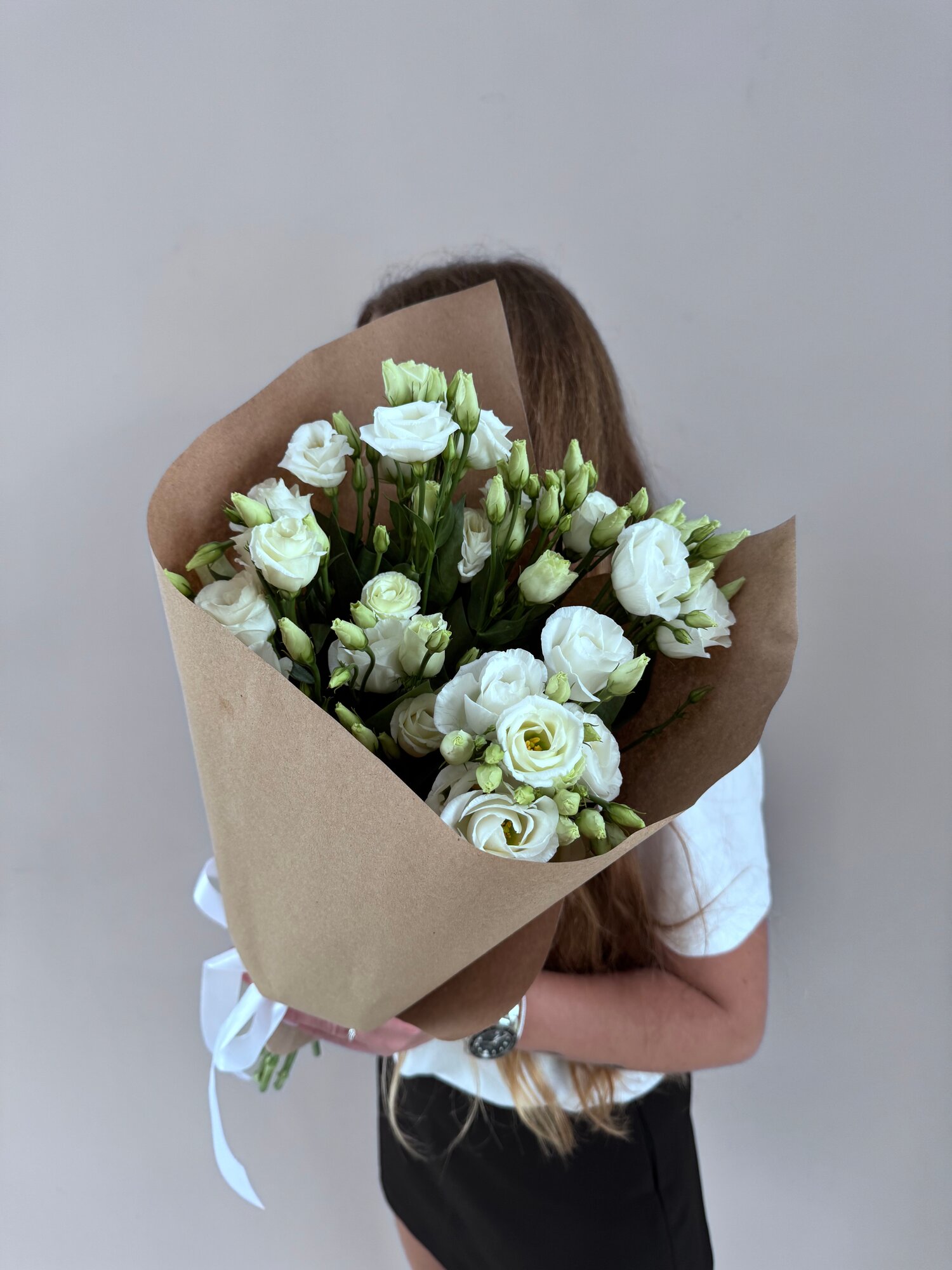 Букет из белой эустомы AURA BUKET в крафте 5 веток живые цветы