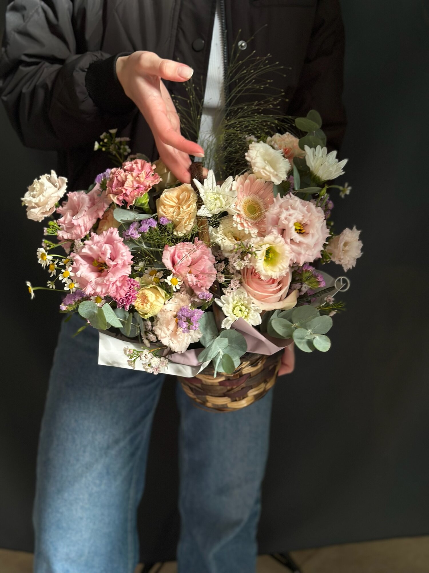 Композиция «Корзинка с цветами» к 1 сентября для учителя и ученика