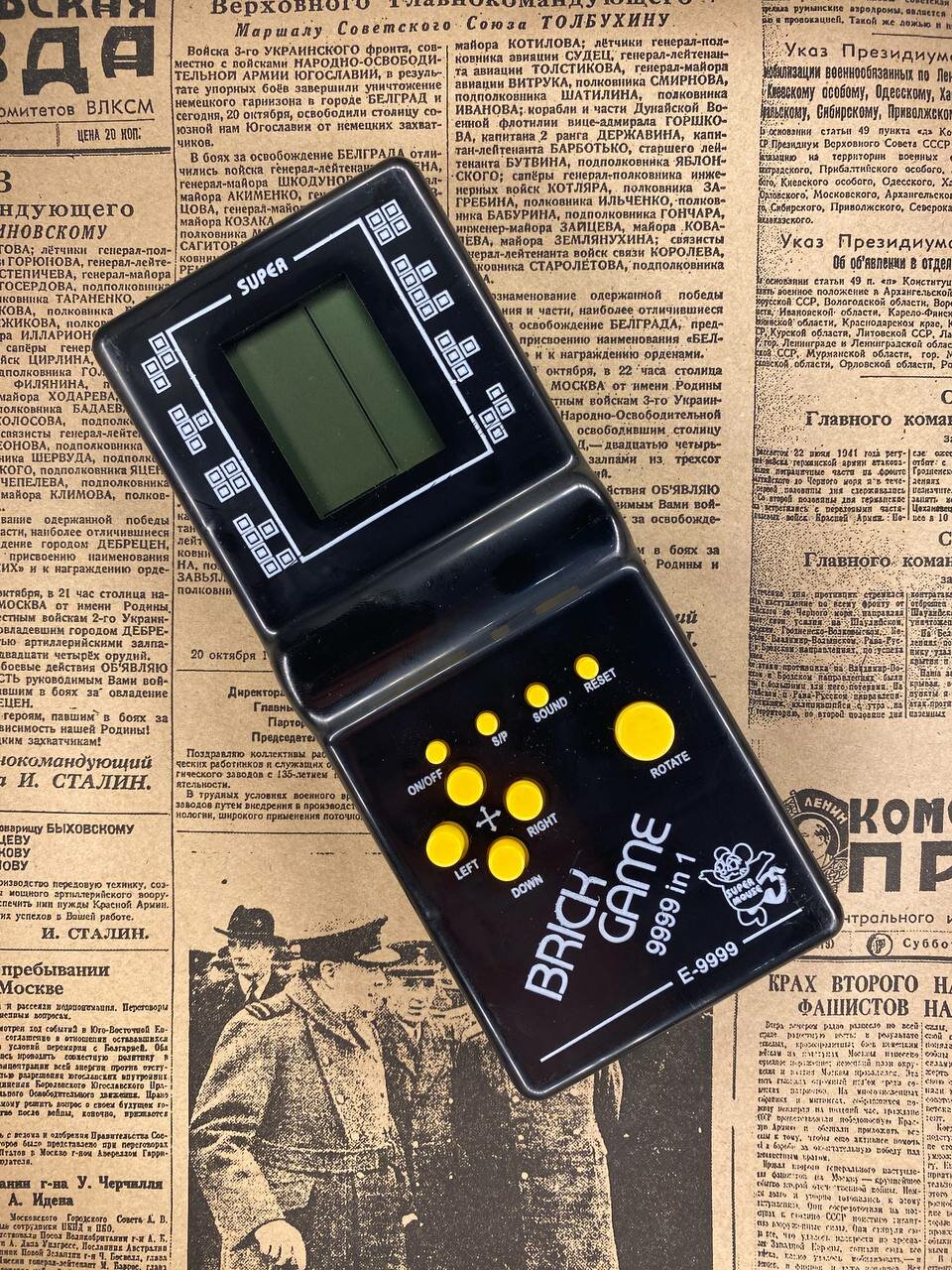 Электронная игра Тетрис 26 в 1, черная, 26 ретро игр (Тетрис, танчики, арканоид, змейка), с батарейками, подарок из 90-х