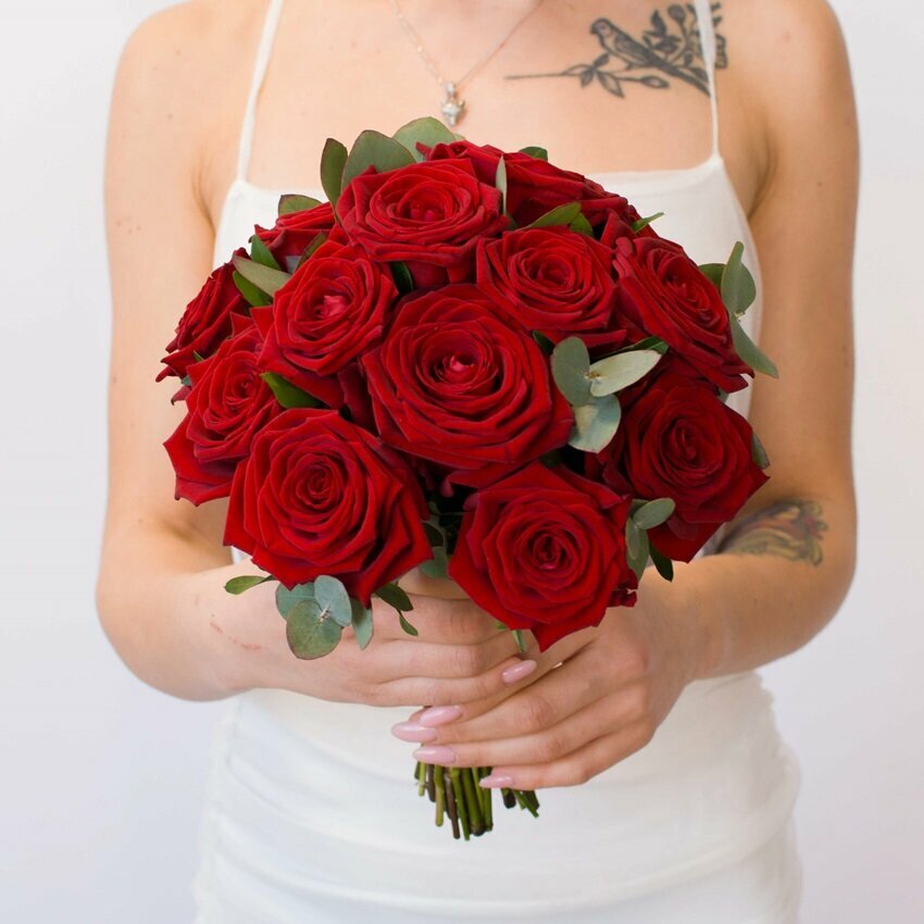 Букет живых цветов для невесты из красных ароматных роз с эвкалиптом