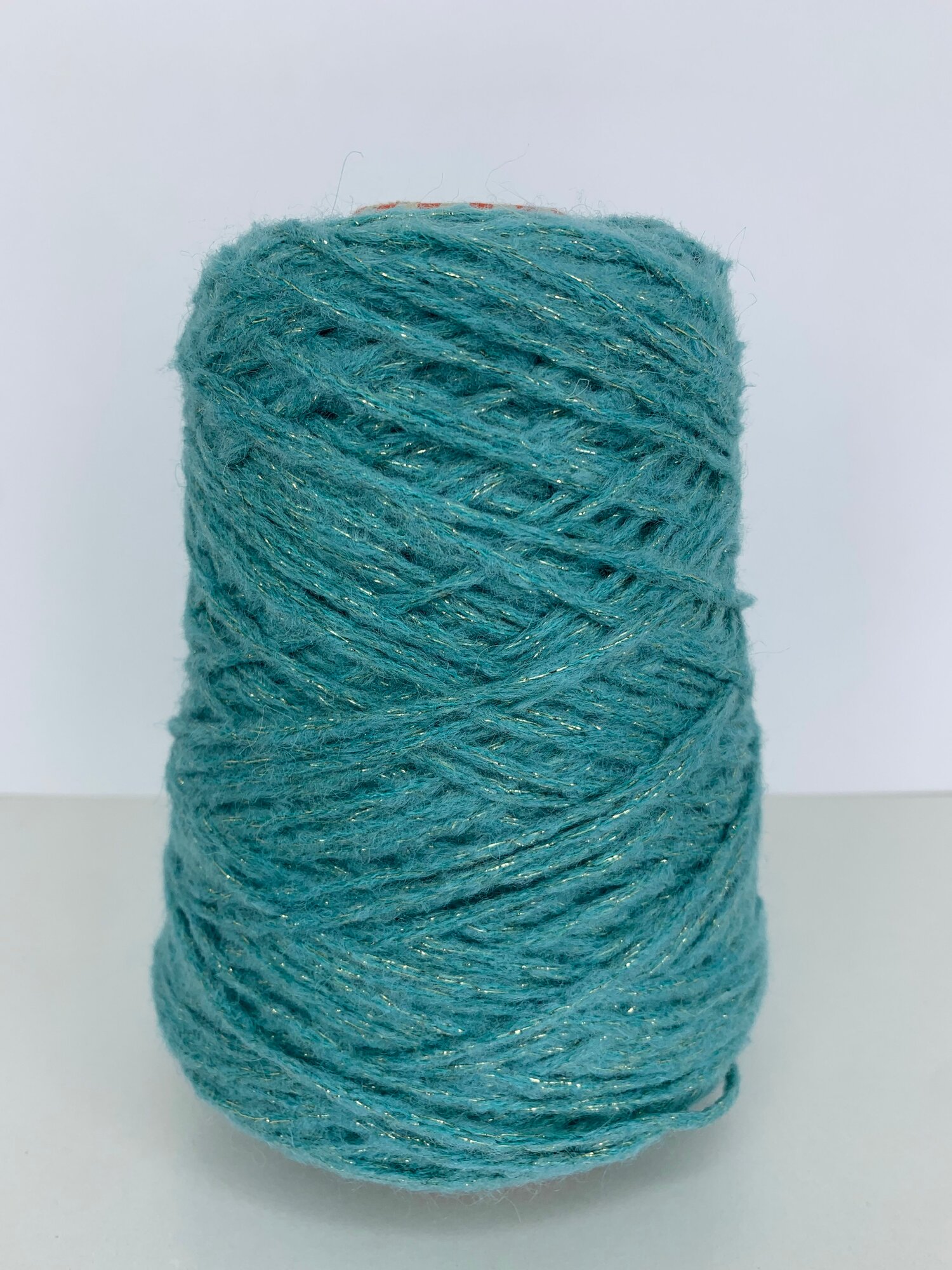 DONNA; 27% меринос 11% мохер 24% люрекс 31% п/а 7% п/л; 100м/100гр; шнурок. цвет: бирюза с золотым люрексом; вес 250гр; italyyarn