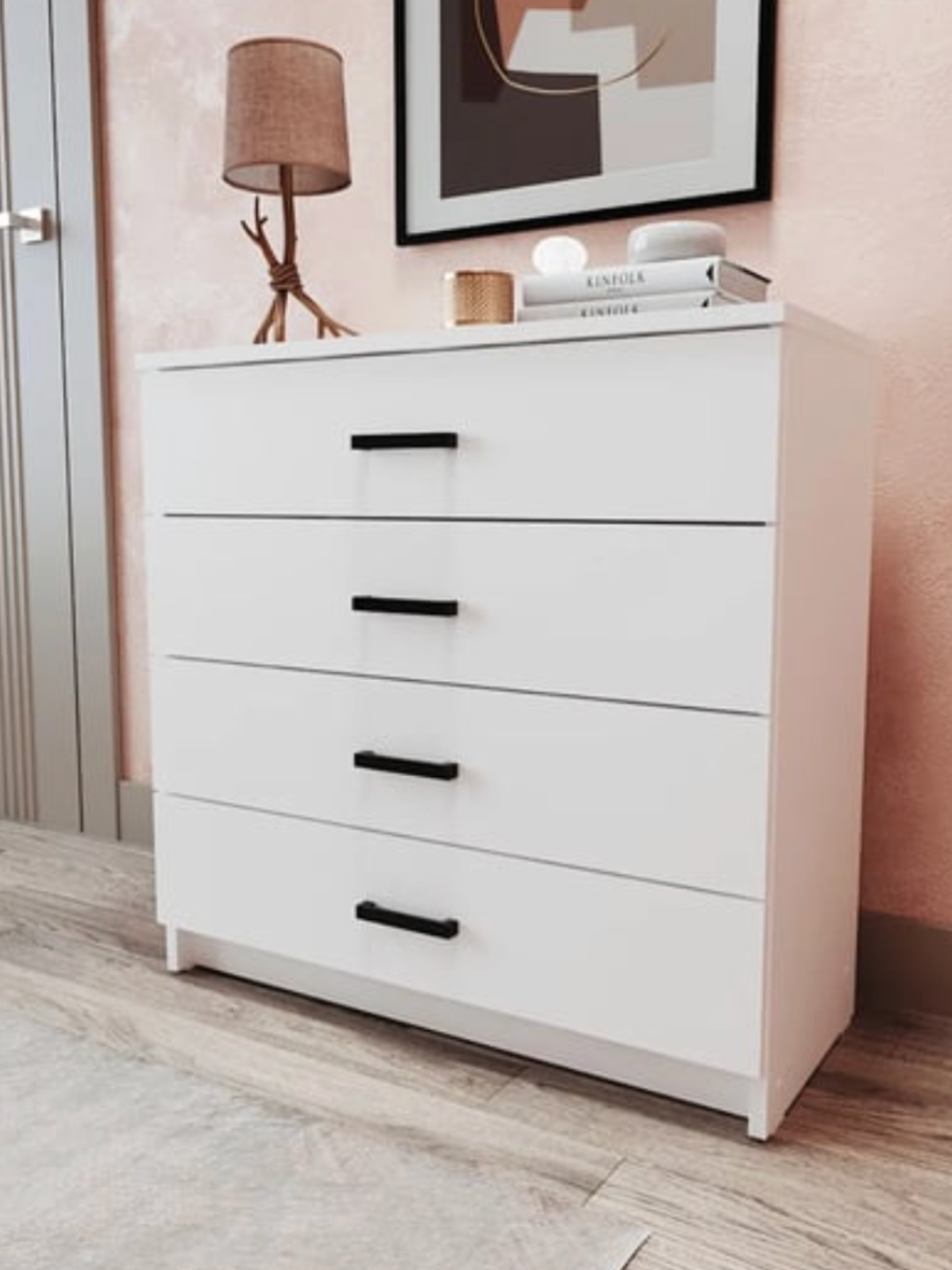 Белый комод в современном стиле с глубокими ящиками – качество и удобство в одном