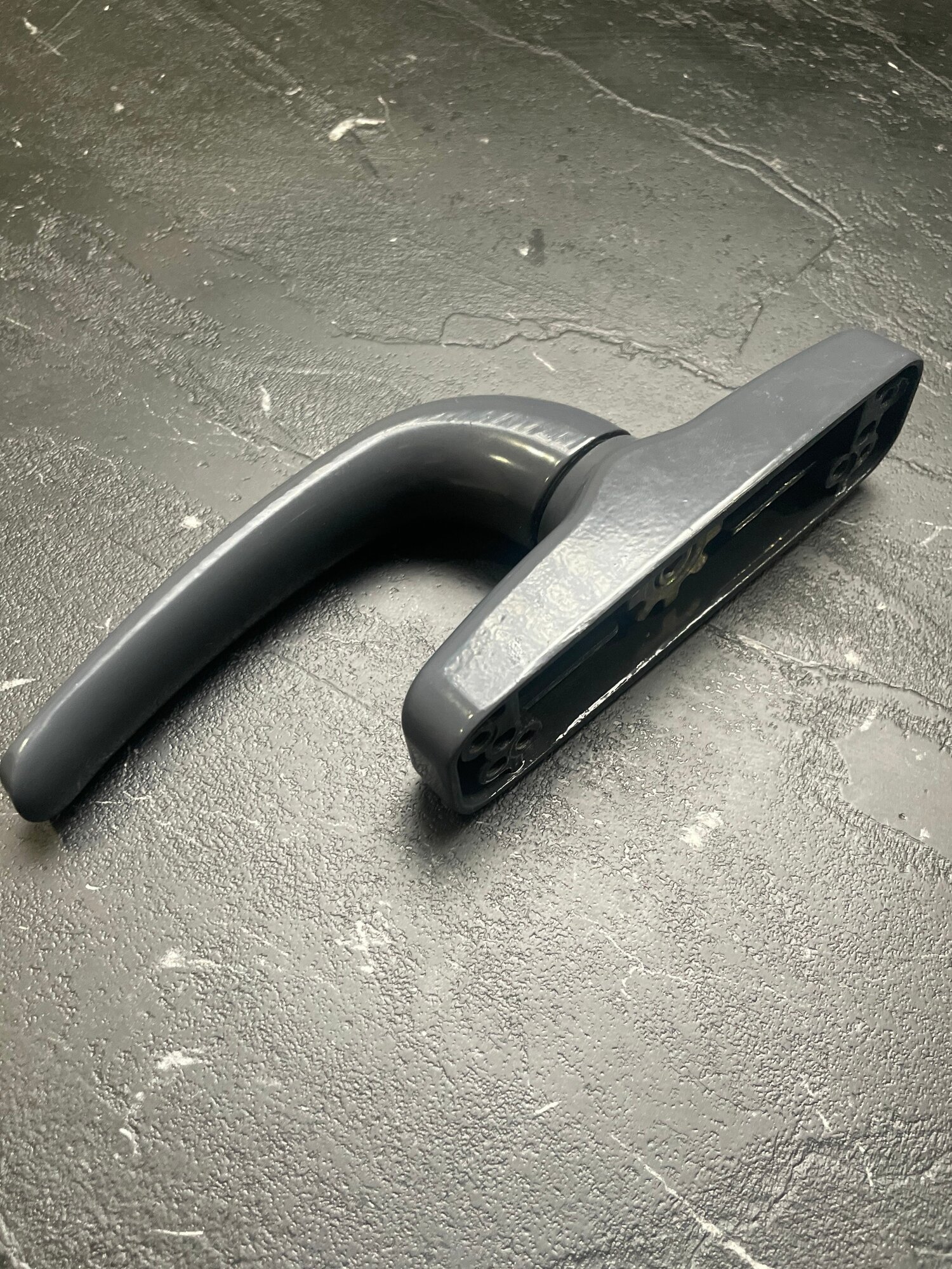 Ручка для алюминиевых окон и дверей темного серого цвета RAL 7016