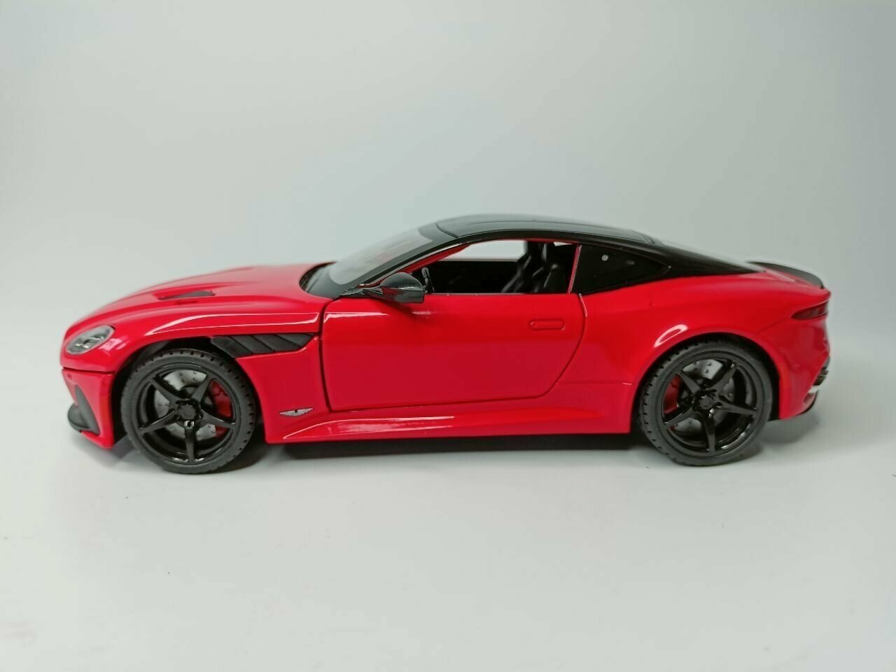 Модель автомобиля Aston Martin DieCast коллекционная металлическая игрушка масштаб 1:24 красный