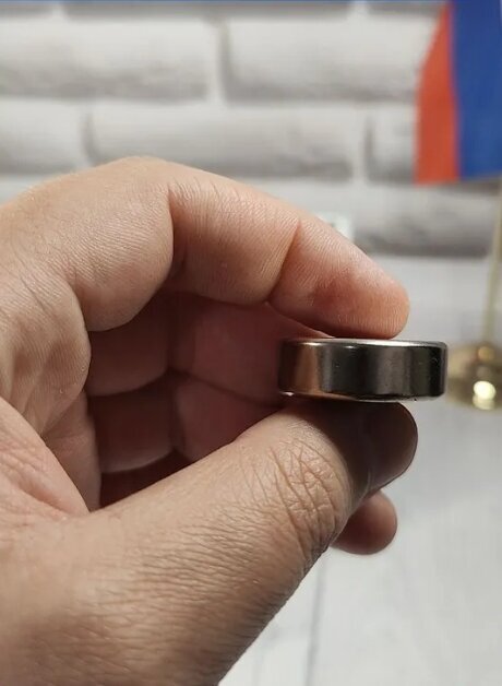 Неодимовый магнит диск 30х10 N52 мощный, сильный, бытовой - фотография № 3