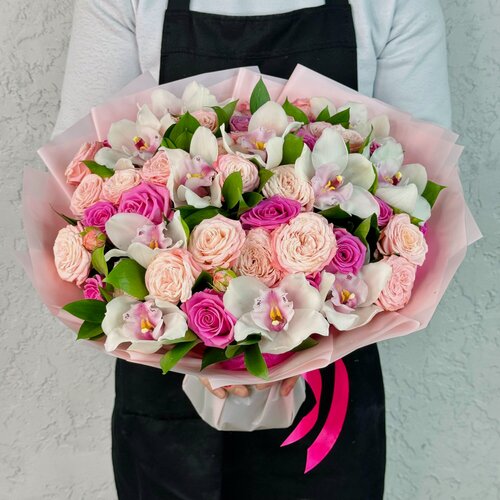 Изображение товара Букет Rybe-Flowers "Нежный", розы и орхидеи, на стеблях, листья Рускус