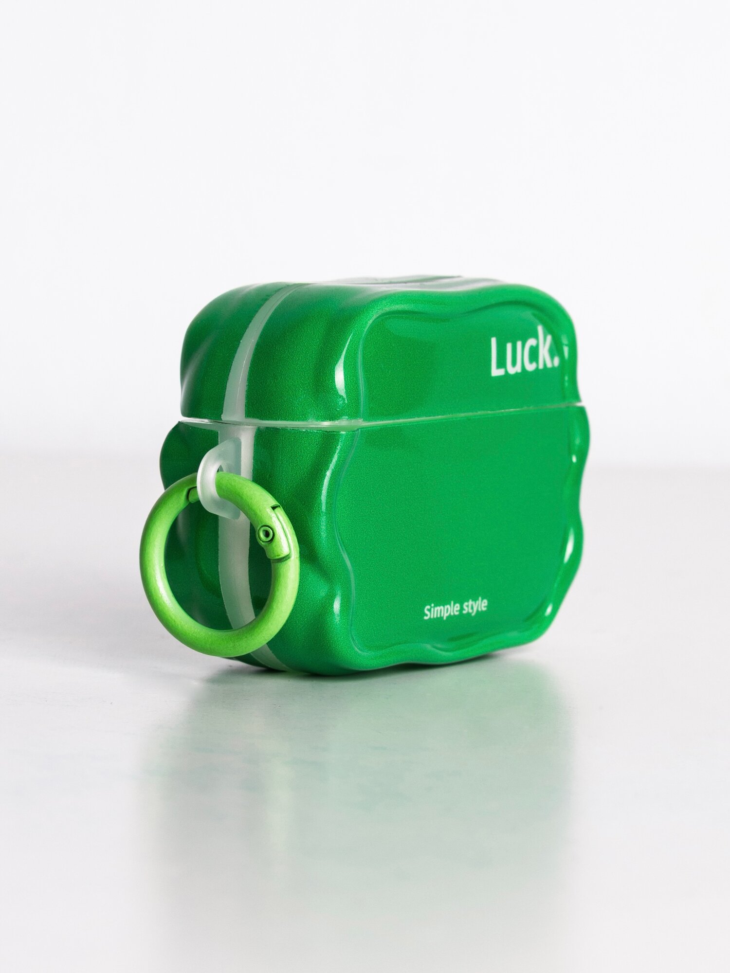 Чехол силиконовый на airpods 4 c карабином зеленого цвета — фото 1