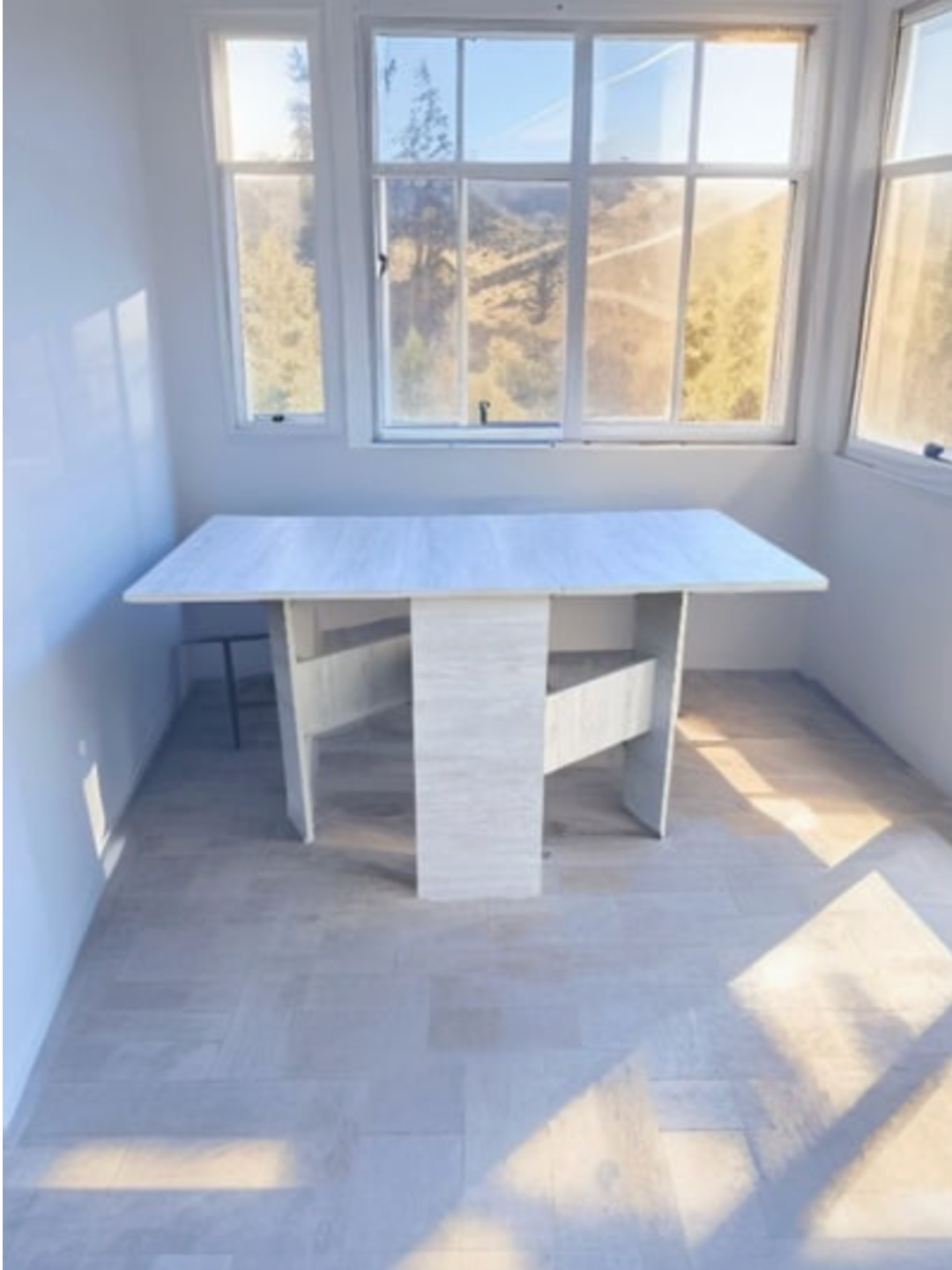 Стол в минималистичном стиле с широкой столешницей и устойчивой конструкцией – функциональная мебель для дома или офиса