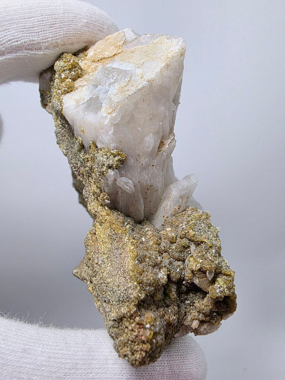 Гранат андрадит с кальцитом 80 мм, 193 г. — фото 1