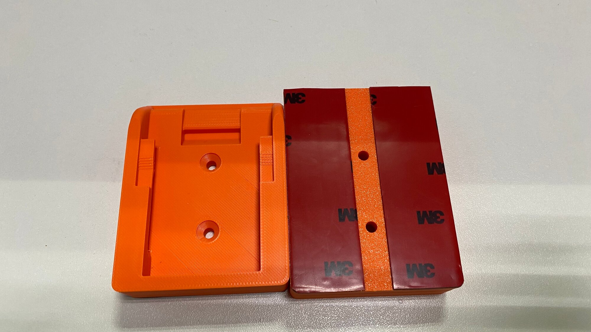 Настенный держатель для аккумуляторов DeWalt 2шт оранжевый