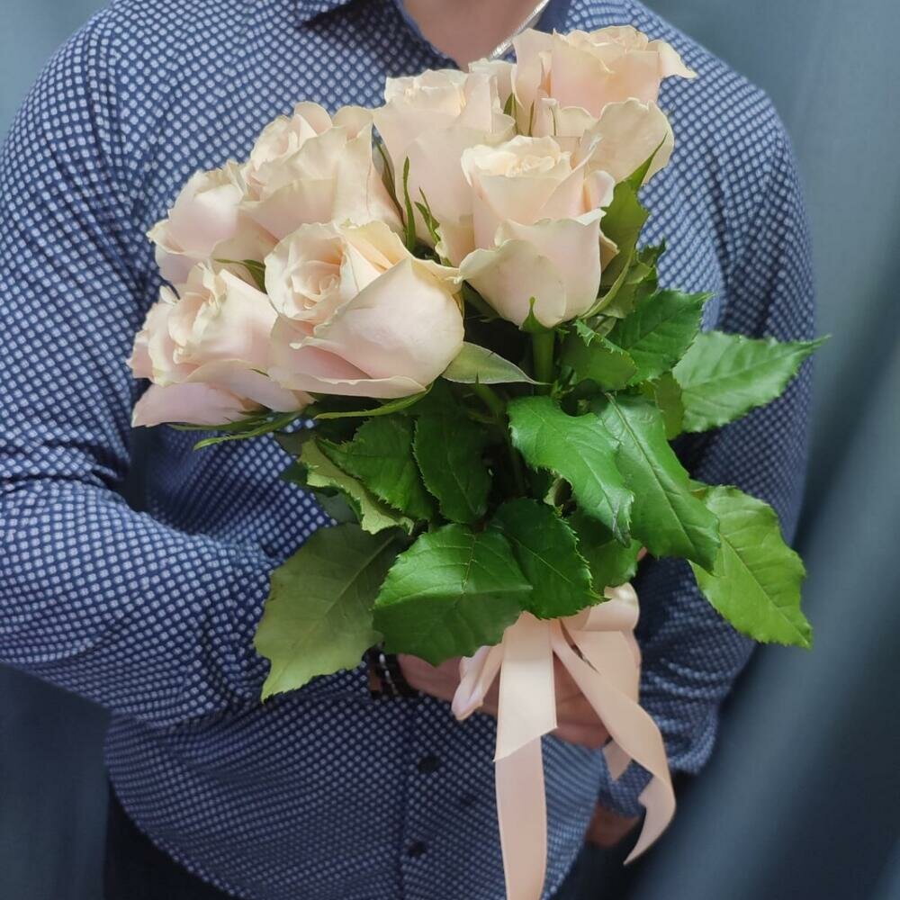 Нежные кремовые розы 9 штук под ленту Витта Флористик