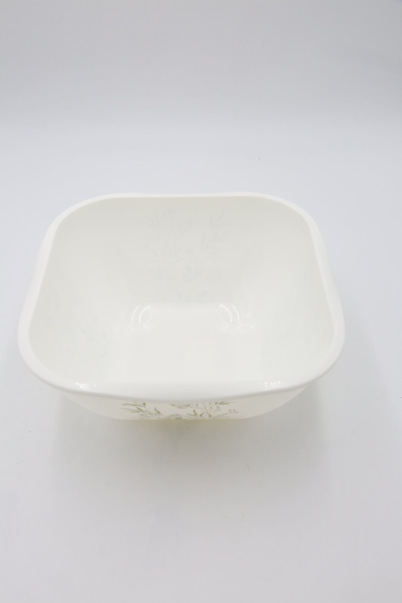 Салатник с крышкой и декором на корпусе (белый) бытпласт PERFECT 435235216 4,5л 1шт 6х1