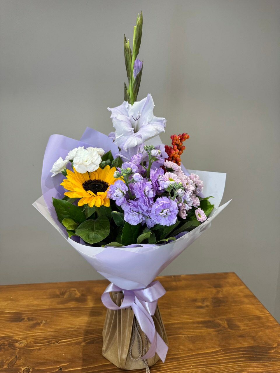 Букет цветов «Блёск II» гладиолус маттиола гвоздика кустовая хризантема сантини