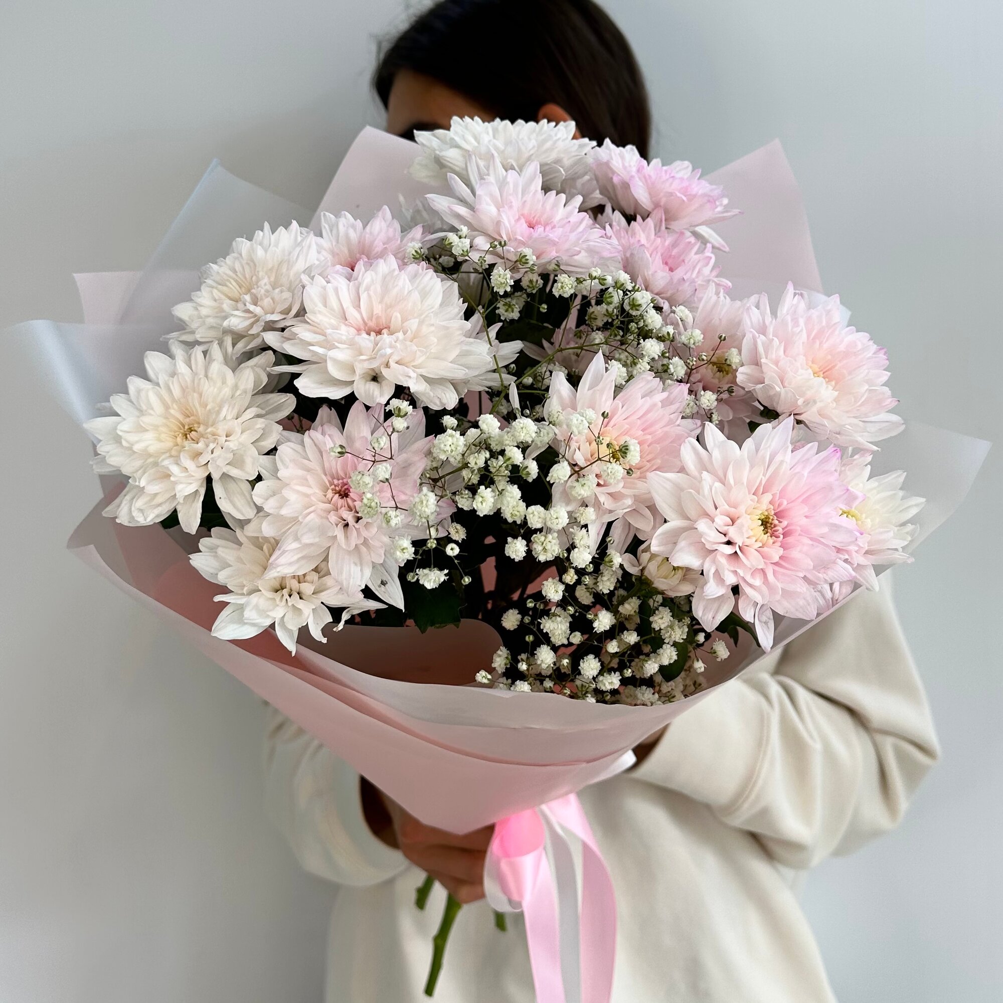 Букет из нежно-розовых кустовых хризантем с белой гипсофилой в упаковке