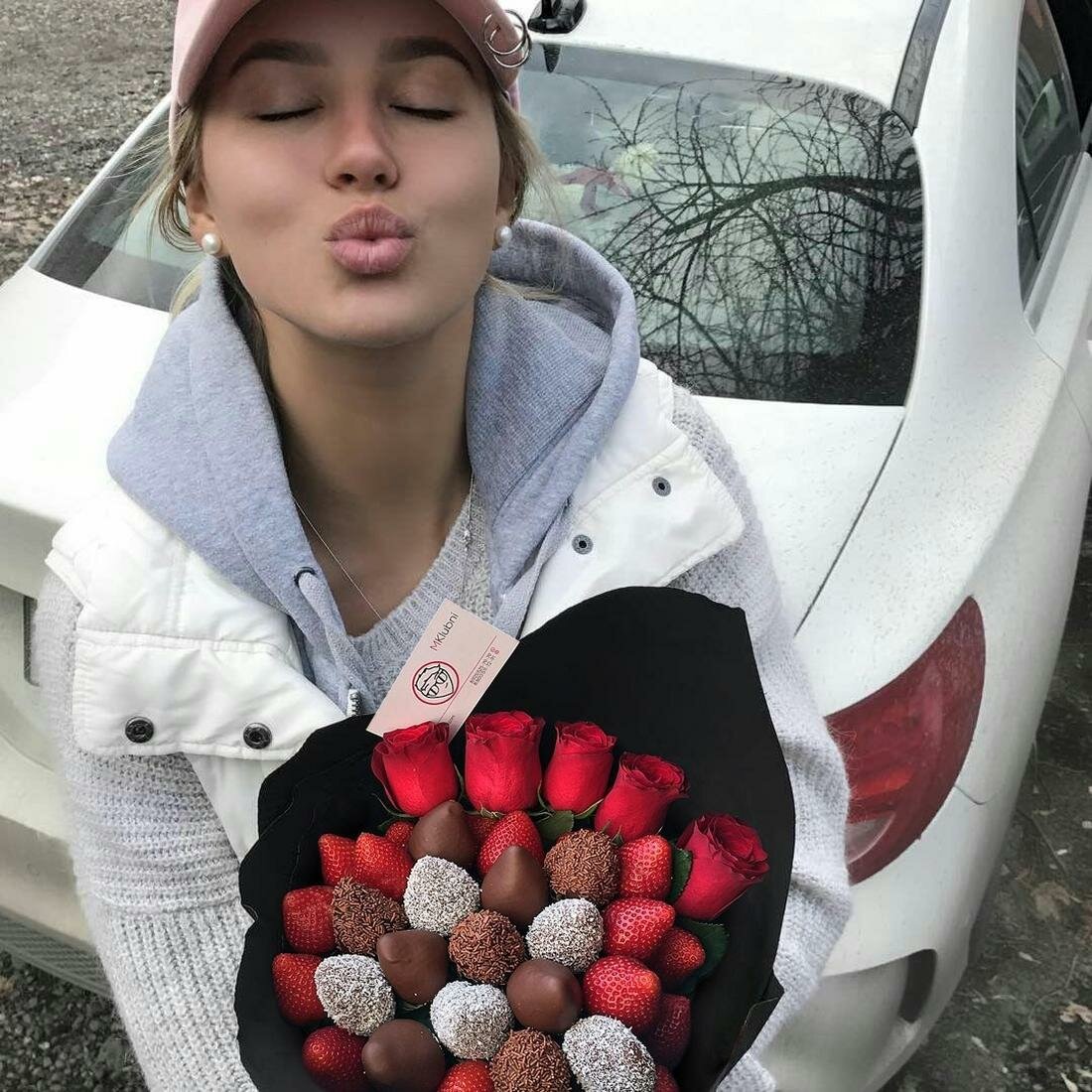 Подарочный букет Mklubni "L'amour" из роз с клубникой в шоколаде и свежей клубники — фото 1