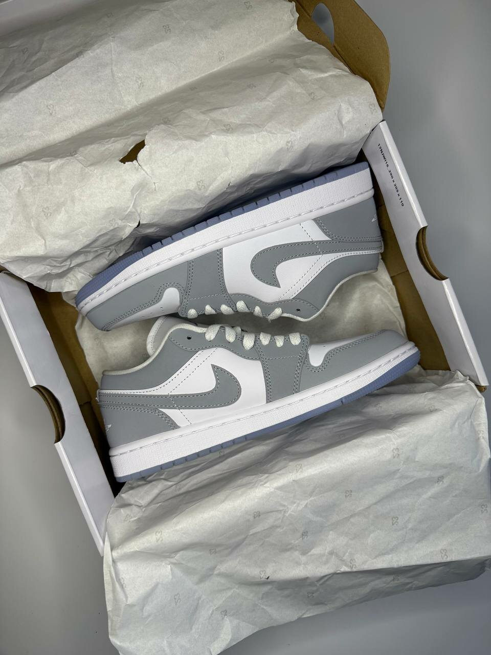 Кроссовки NIKE Air Jordan 1 Low, полнота D, размер EU 40, белый, серый — фото 1