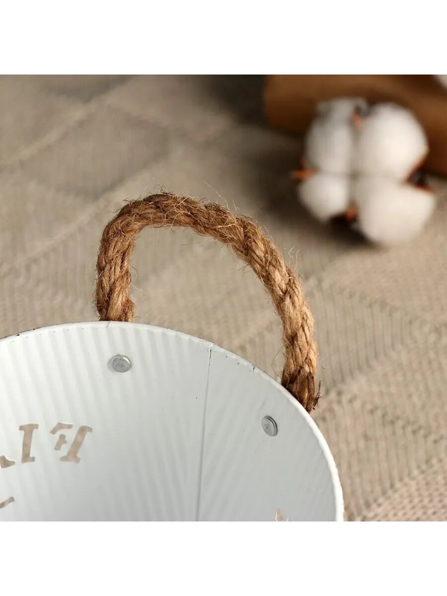 Белое металлическое кашпо для цветов