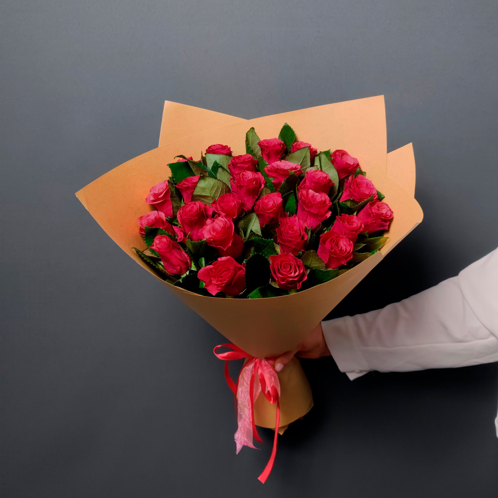 Цветы / Букет роз малиновых 25 шт в крафтовой упаковке
