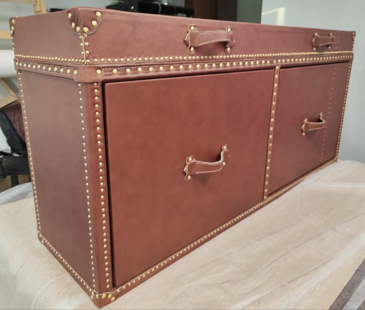 Сундук с выдвижными ящиками и подъемной стеклянной крышкой, 140х38х65см, SITDOWN, натуральная кожа, светло-коричневый