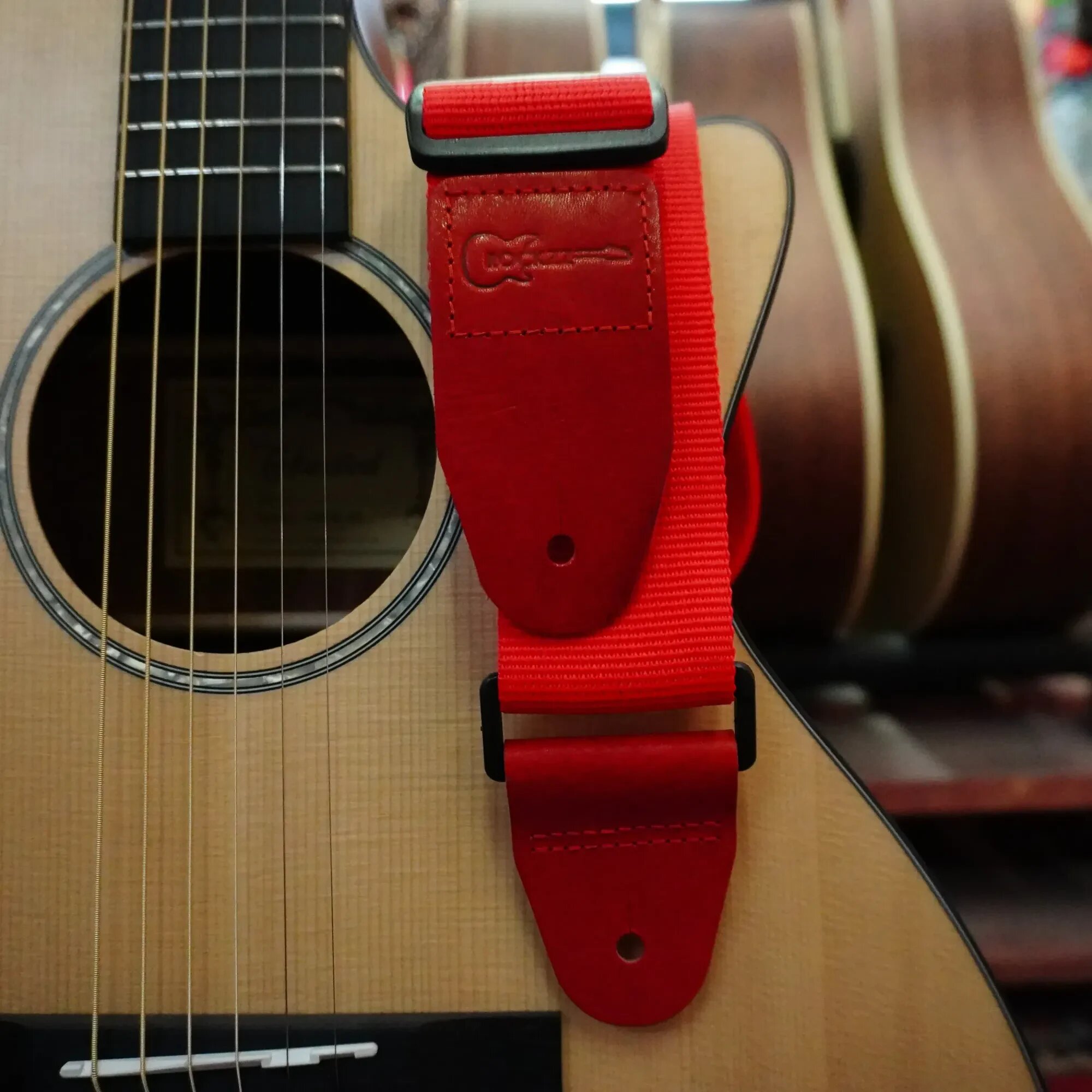 Ремень для гитары RKZ-003 нейлоновый красный