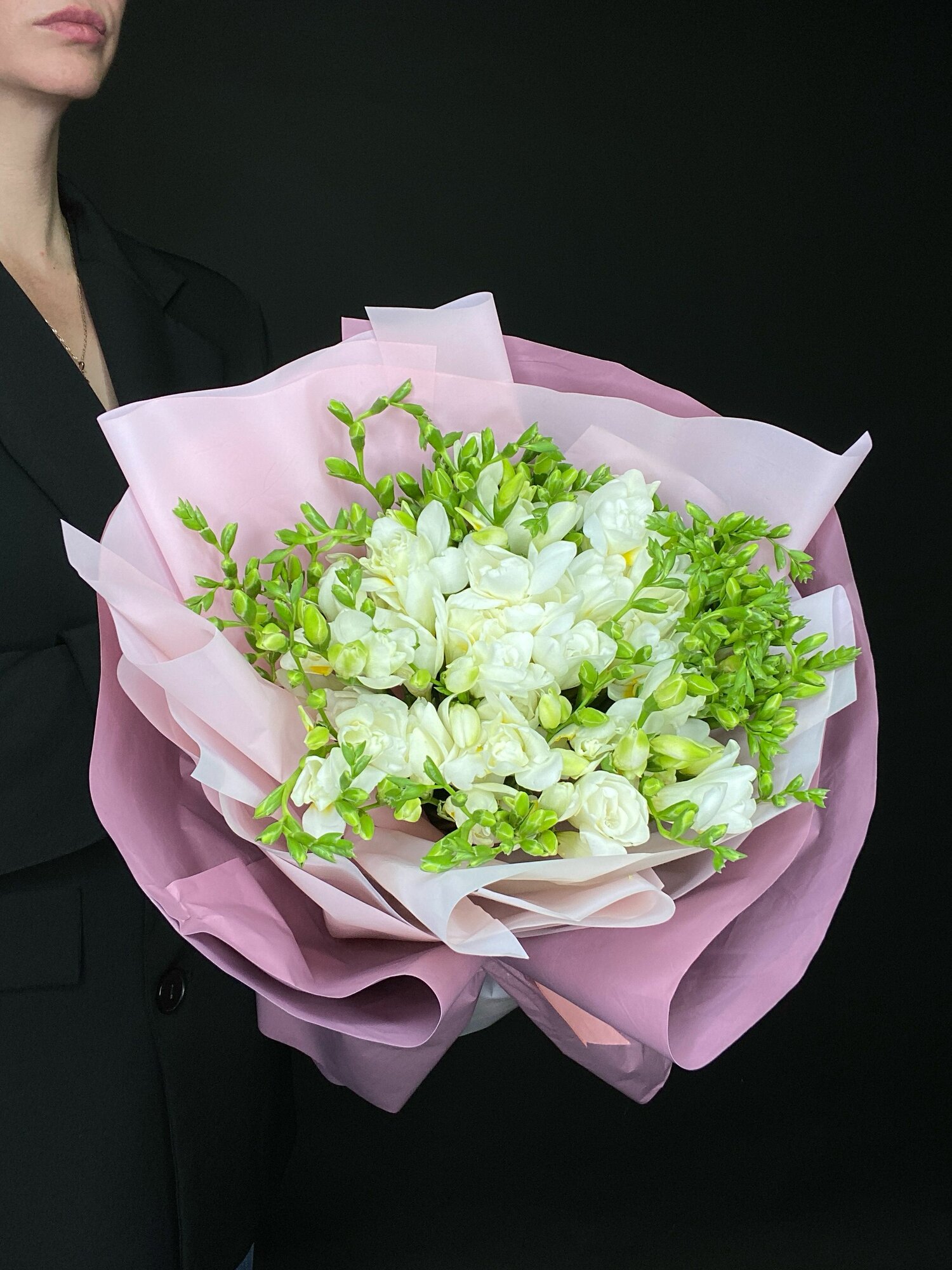 Фрезии (25 фрезий) высота букета 40 см ширина букета 25 см