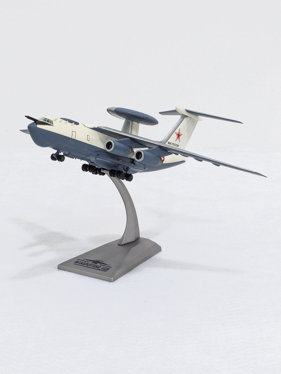 Коллекционная модель самолёта Бериев А-50 (на базе Ильюшин Ил-76) ВВС России бортовой номер 43, серого (милитари) цвета. Длина 25 см. Пластик + металл. Шасси есть. Можно ставить как на подставку, так и на шасси. Масштаб 1:200. Не игрушка, 14+.