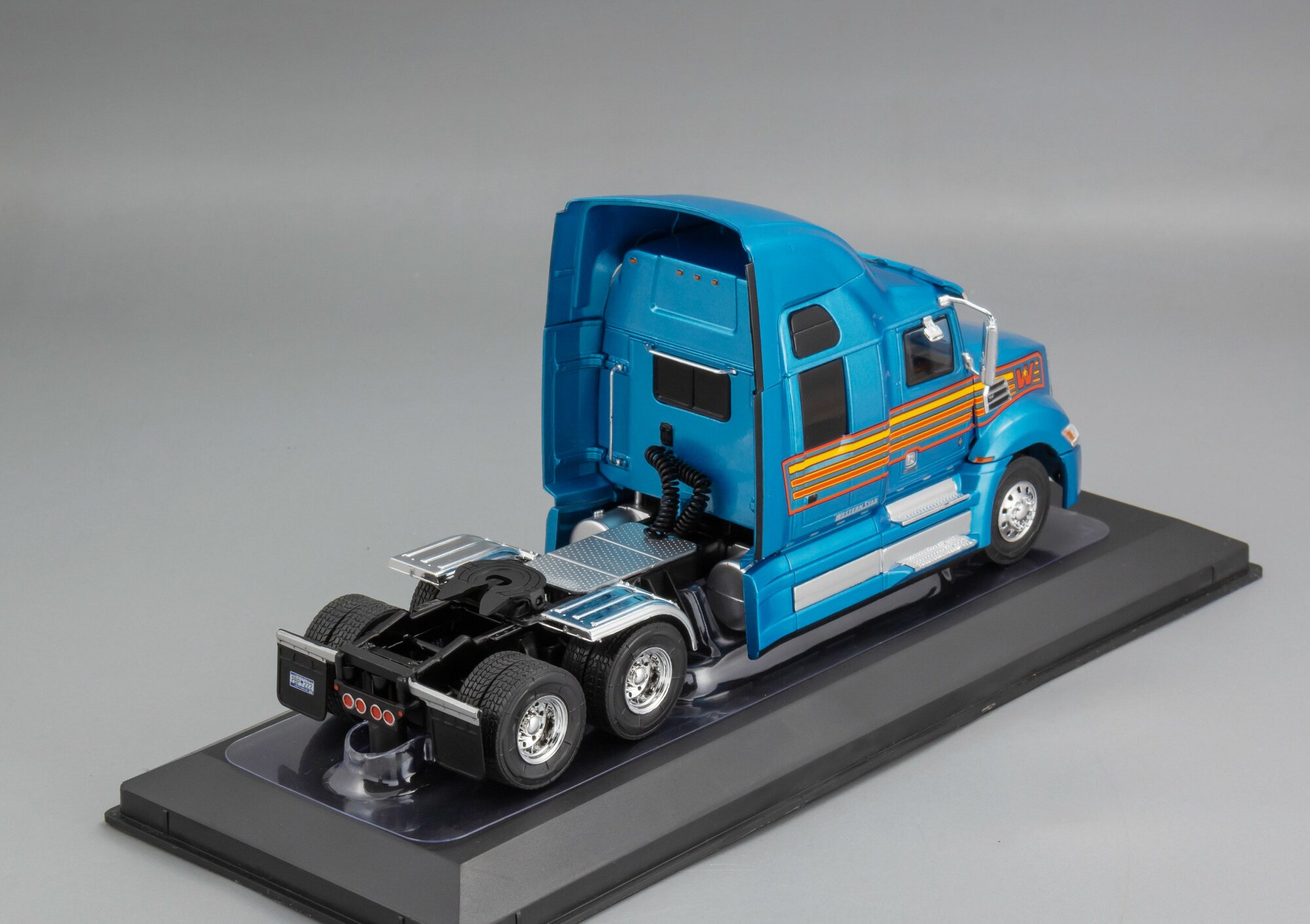 Коллекционная масштабная модель 1:43 Western Star 5700 EX - 2016 от IXO — фото 1