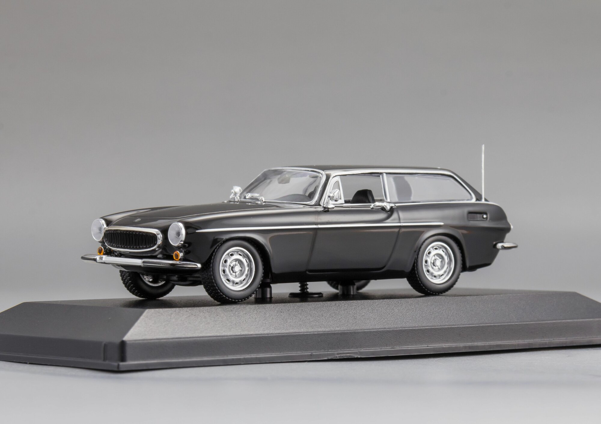 Коллекционная масштабная модель 1:43 Volvo P 1800 ES - 1971 от Maxichamps — фото 1