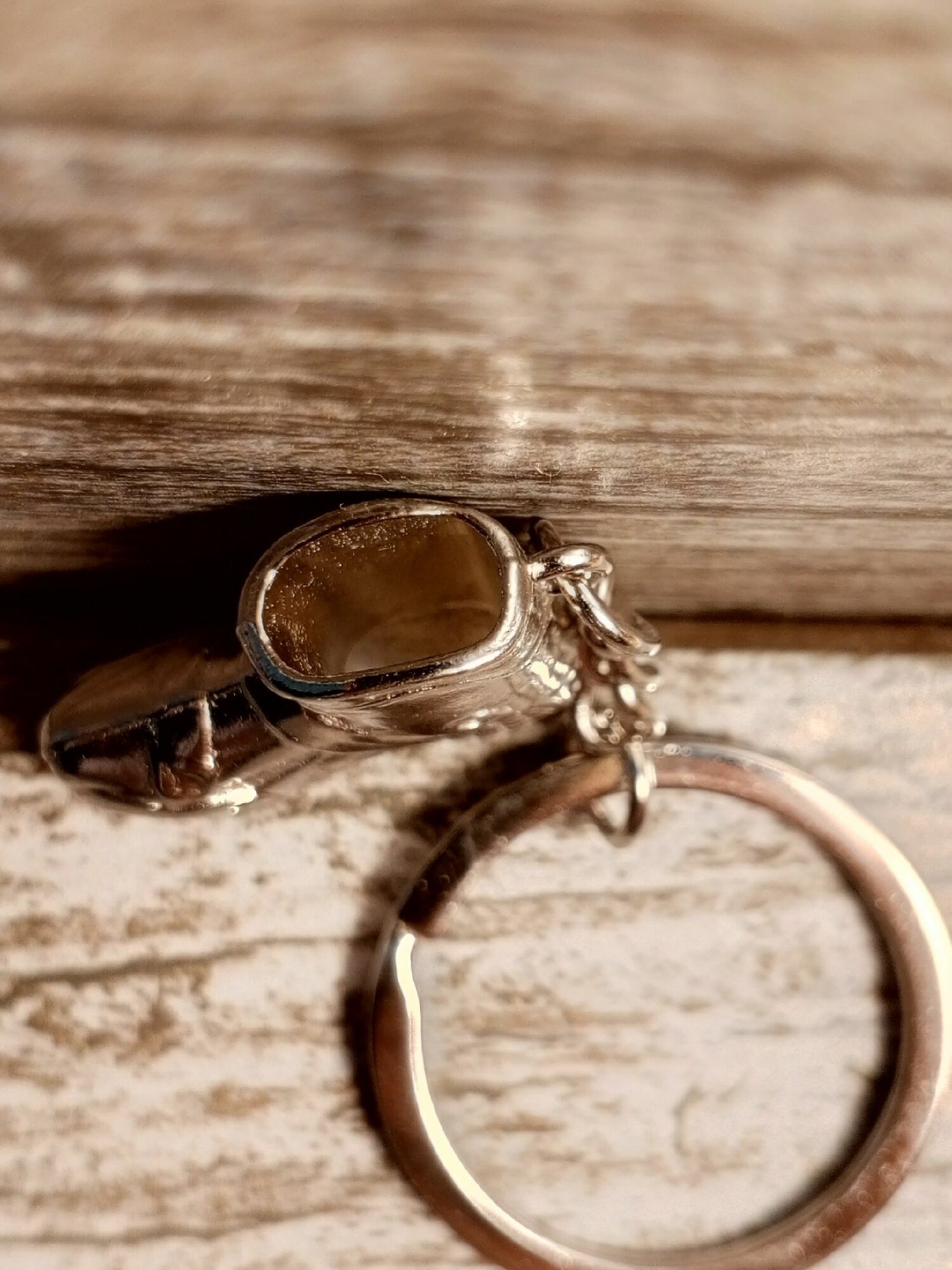 Изображение Брелок "Роликовые коньки", металл, вращающиеся колеса, цвет хром