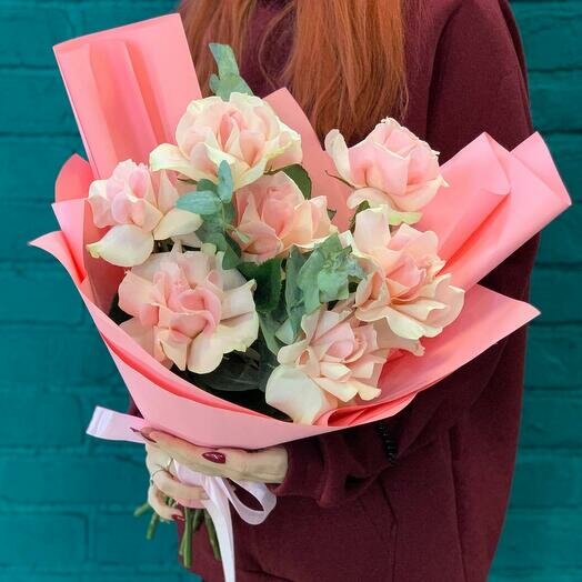 Букет из 7 розовых французских роз и зелени