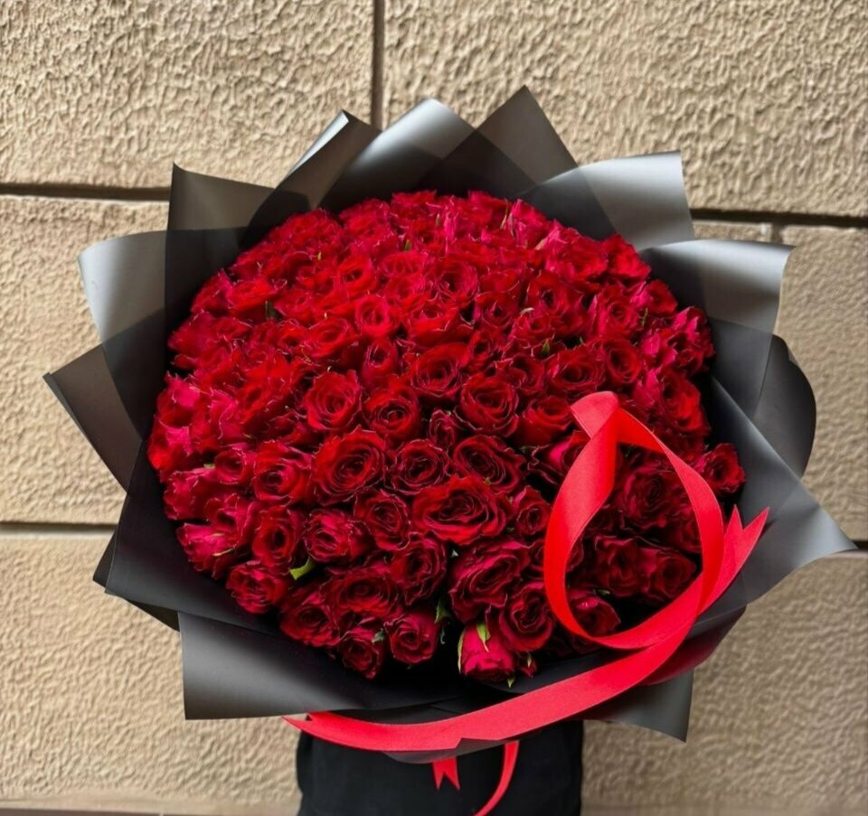Букет из 101 розы "Chantal Black" моно цвет черный/красный