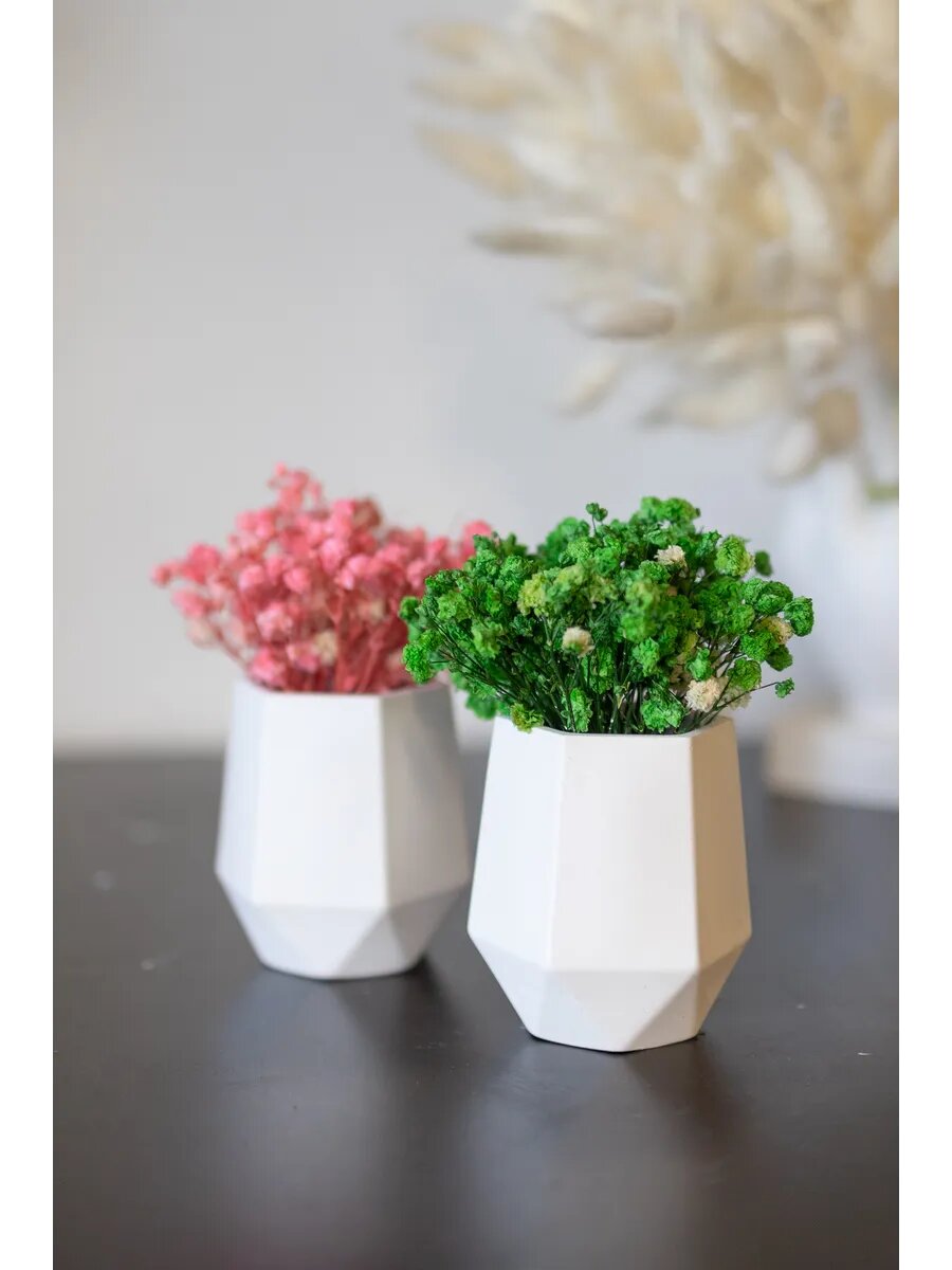 Кашпо StabFlora настольные белые с розовой и зеленой стабилизированной гипсофилой, высотой 7 см