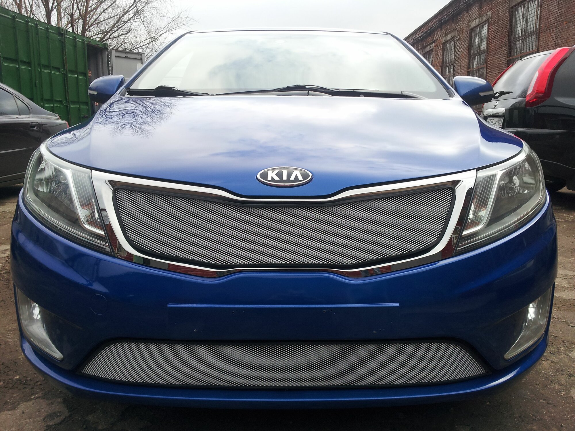 Защита радиатора верх хром для Kia Rio 3 (2011-2015) только для комплектации Комфорт, Люкс, Престиж / съемная защитная сетка Киа Рио 3
