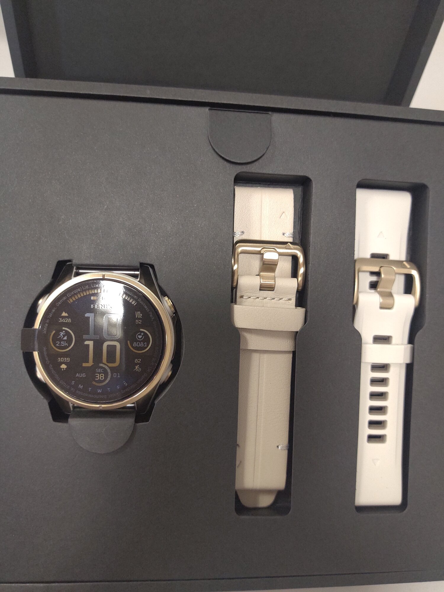 Умные часы Garmin Fenix 8 43 mm AMOLED Sapphire soft gold with a fog gray leather band 010-02903-40