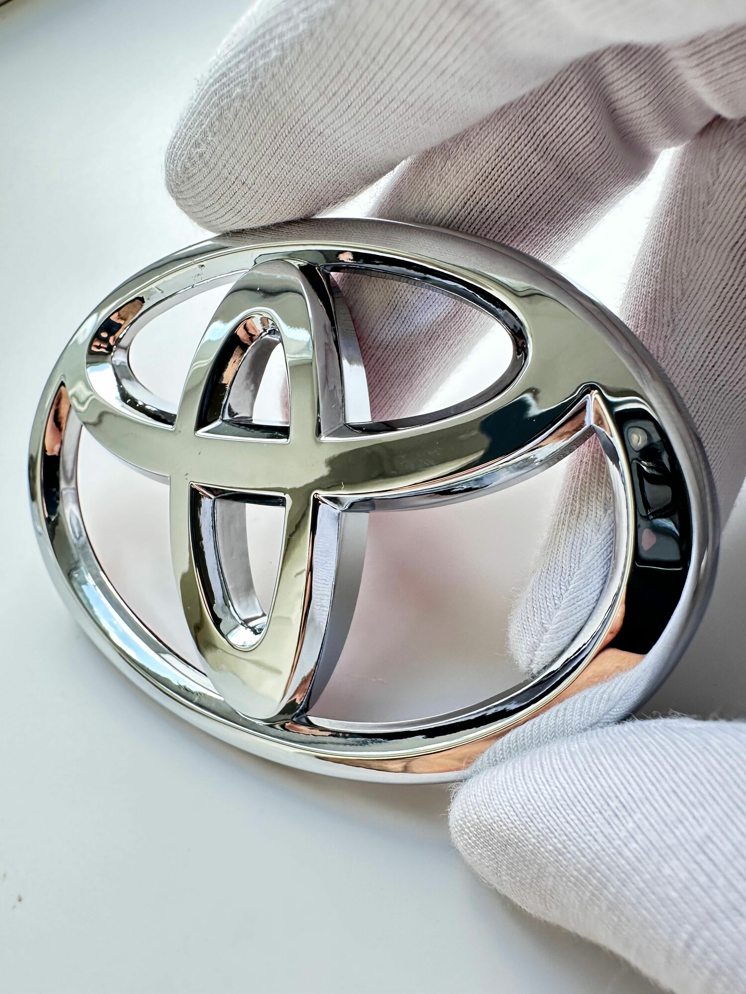 Эмблема Toyota на багажник 90/61 , значок Тойота на багажник 1 шт.